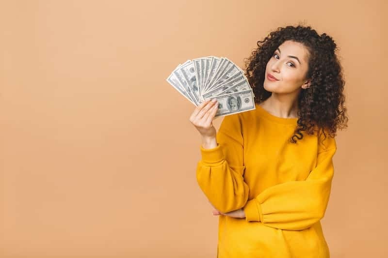 Cha mẹ, bạn b&egrave; sẽ hỗ trợ t&agrave;i ch&iacute;nh v&agrave; tạo cơ hội cho tuổi M&atilde;o kiếm tiền. Ảnh: clevergirlfinance.com