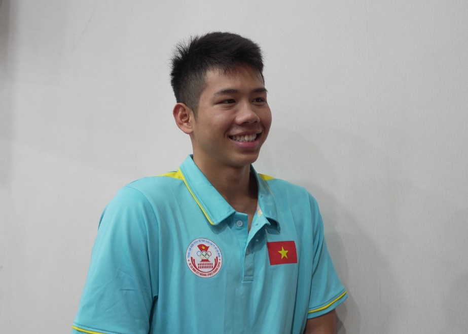 A person in a blue shirt Description automatically generated