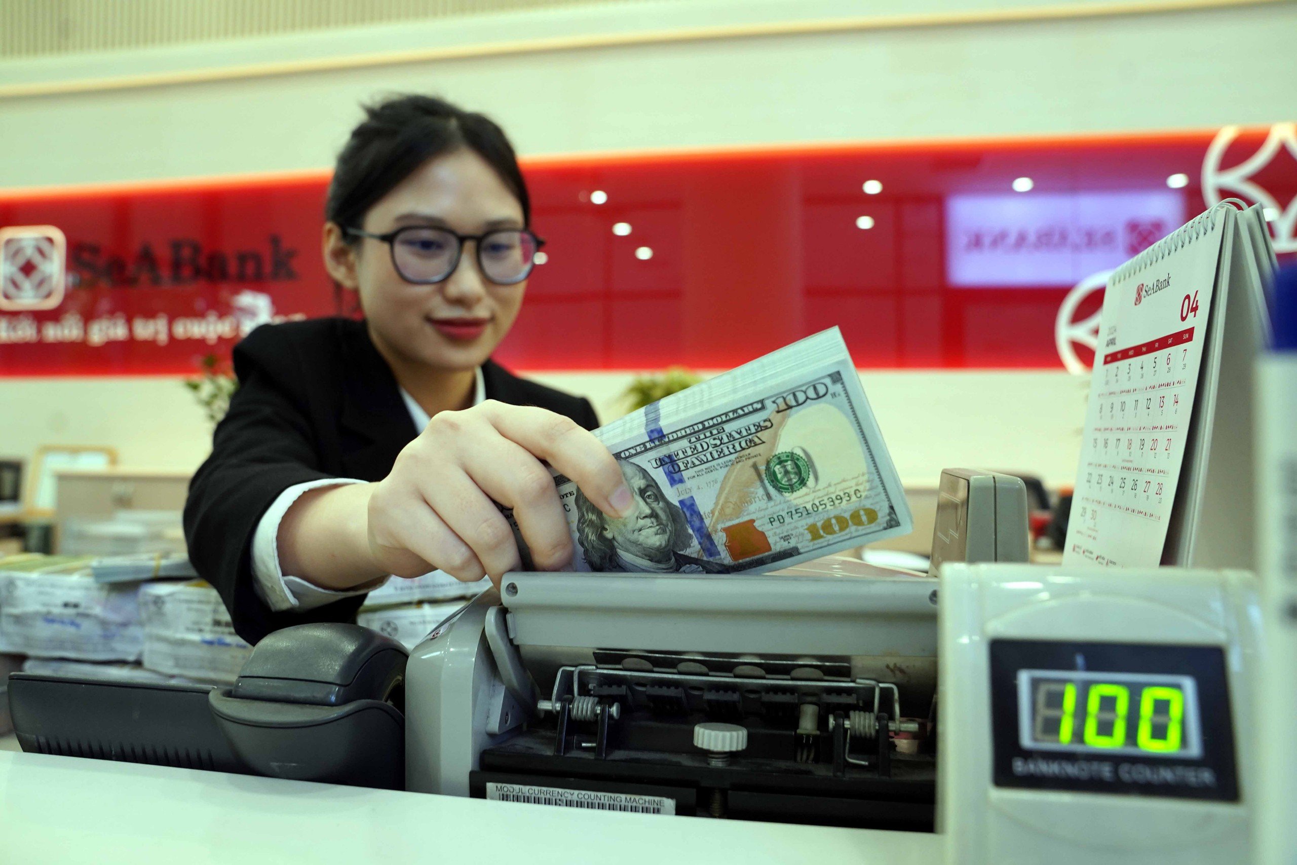 Kh&ocirc;ng chỉ v&agrave;ng, gi&aacute; USD cũng nổi s&oacute;ng- Ảnh 1.