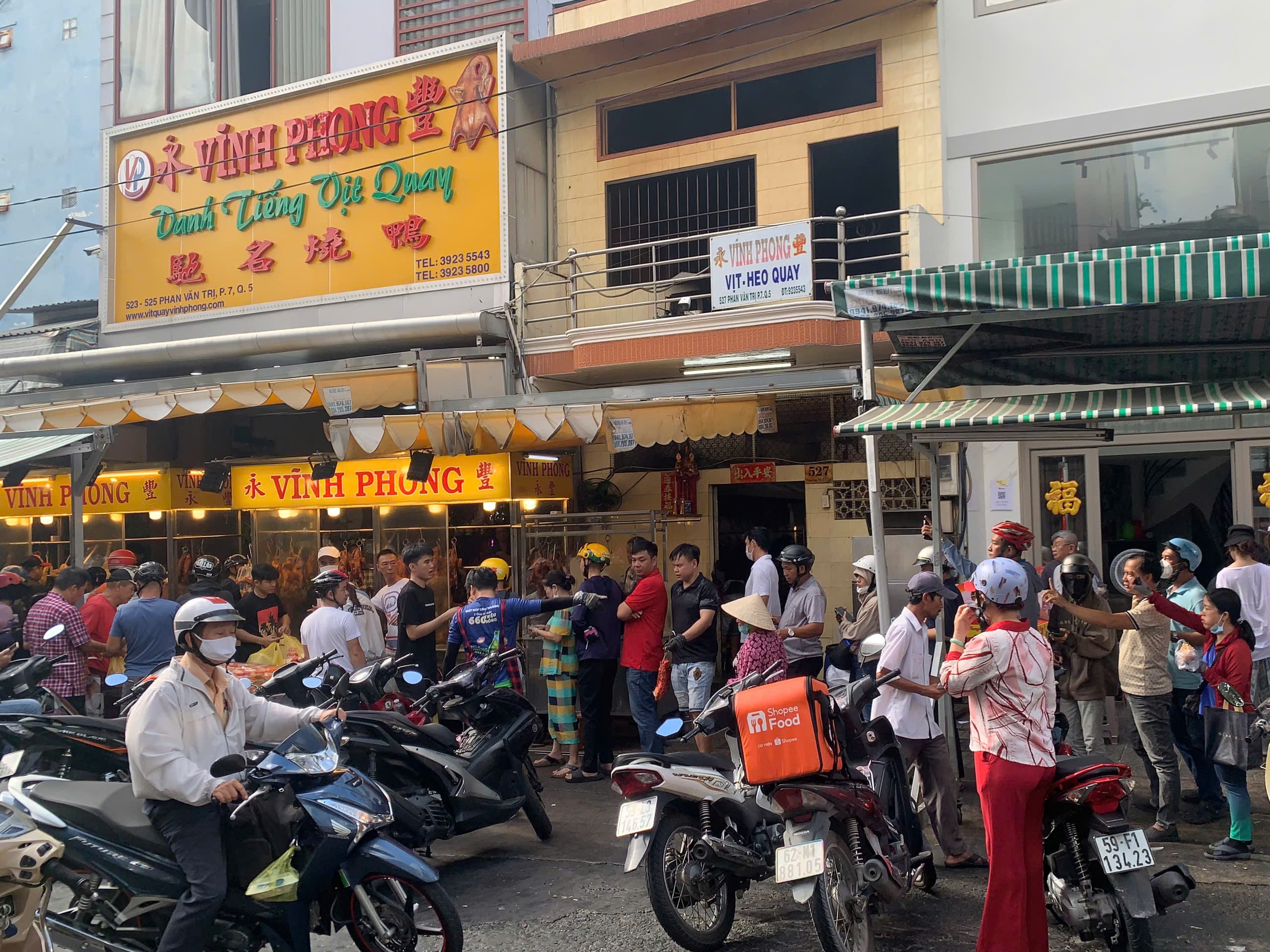 Heo quay, vịt quay ch&aacute;y h&agrave;ng trong ng&agrave;y c&uacute;ng c&ocirc; hồn lớn nhất năm- Ảnh 5.