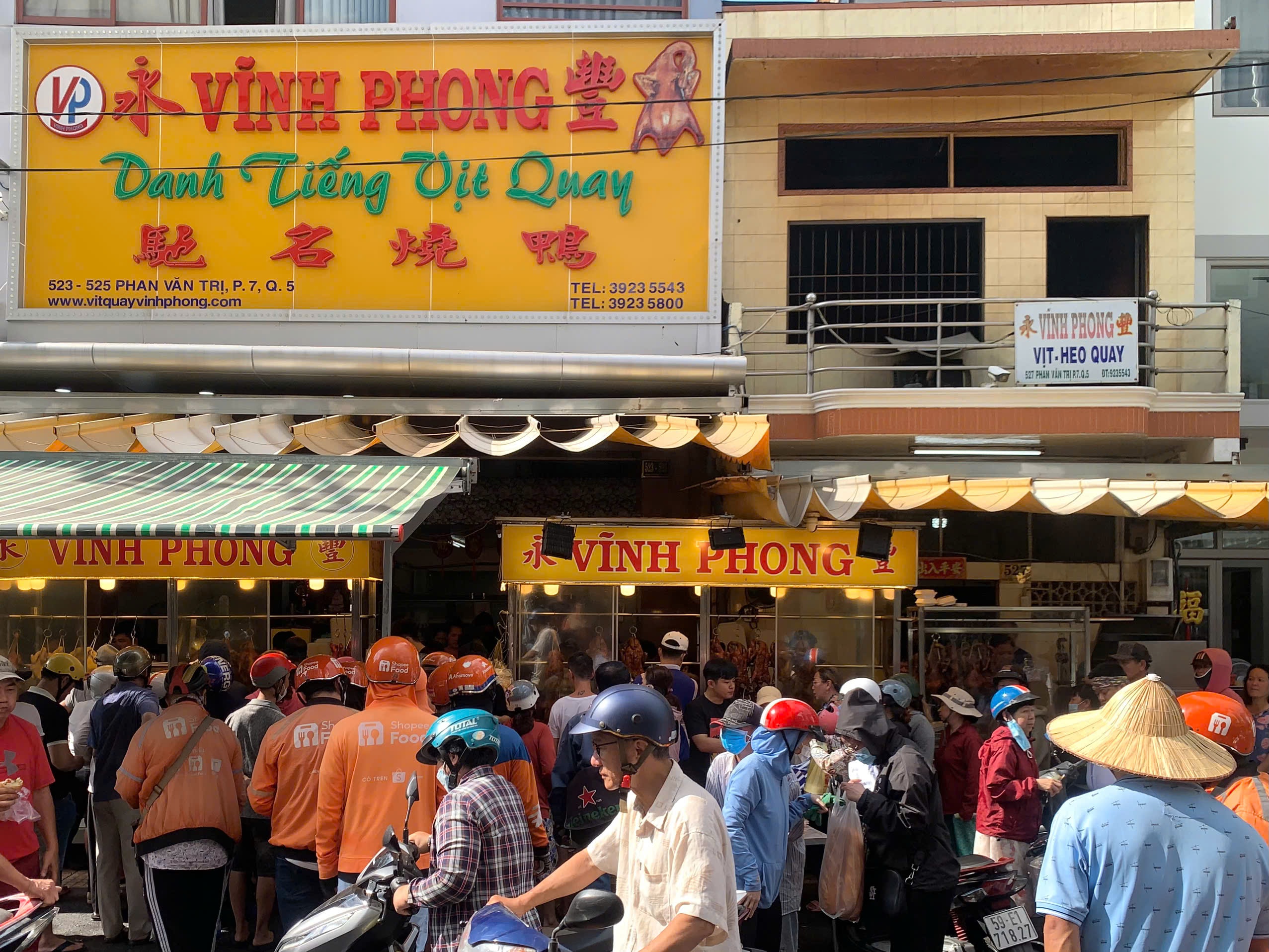 Heo quay, vịt quay ch&aacute;y h&agrave;ng trong ng&agrave;y c&uacute;ng c&ocirc; hồn lớn nhất năm- Ảnh 6.