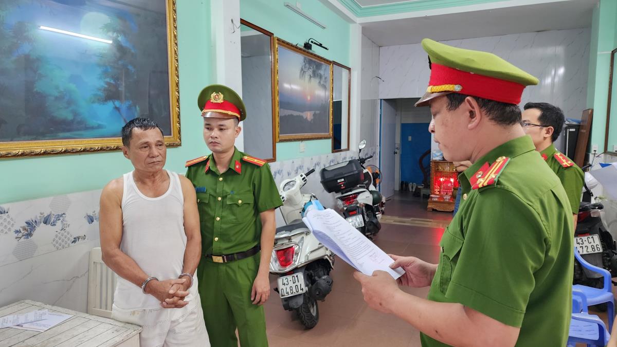 Tống đạt quyết định khởi tố đối tượng Nguyễn Đ&igrave;nh Trung