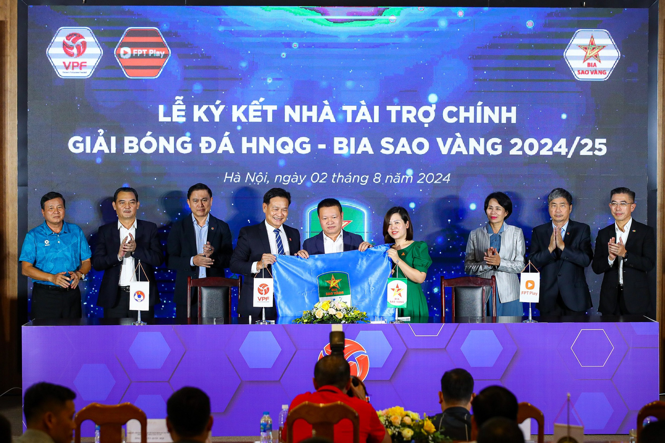 Giải b&oacute;ng đ&aacute; v&ocirc; địch quốc gia 2024/2025 c&oacute; nh&agrave; t&agrave;i trợ mới- Ảnh 1.