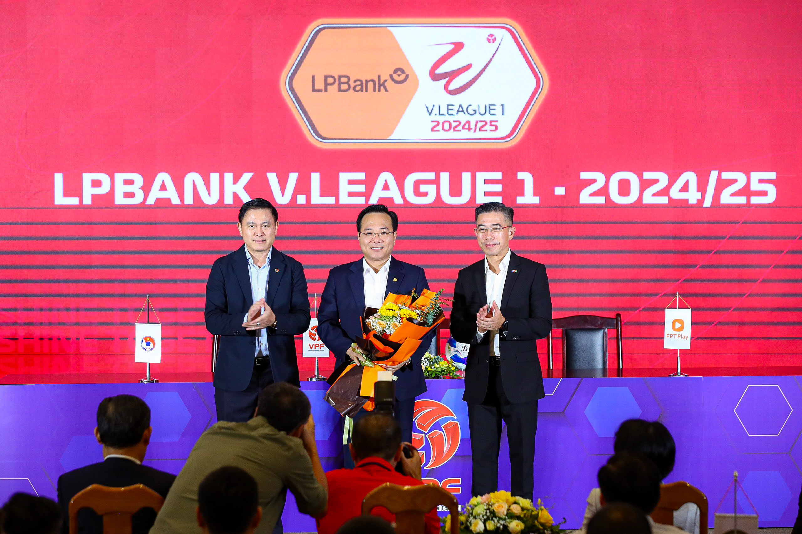 Giải b&oacute;ng đ&aacute; v&ocirc; địch quốc gia 2024/2025 c&oacute; nh&agrave; t&agrave;i trợ mới- Ảnh 4.