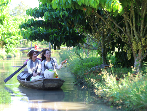 Du khách trải nghiệm du lịch hè tại Cần Thơ Ảnh: CA LINH