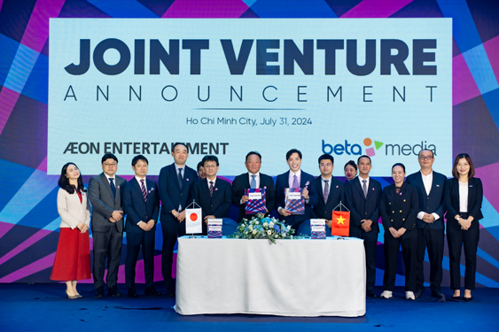 &Ocirc;ng B&ugrave;i Quang Minh, Chủ tịch Beta Group v&agrave; &ocirc;ng Nobuyuki Fujiwara, Chủ tịch Aeon Entertainment, tại buổi c&ocirc;ng bố th&agrave;nh lập c&ocirc;ng ty li&ecirc;n doanh. Ảnh: BETA MEDIA