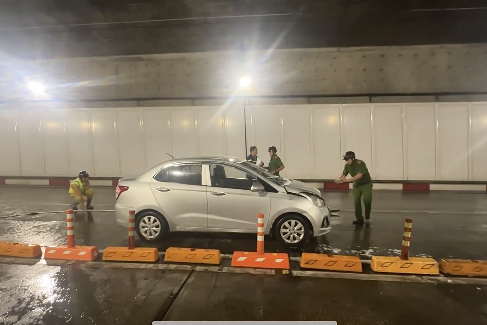 TP HCM: &Ocirc; t&ocirc; bốc ch&aacute;y trong đường hầm s&ocirc;ng S&agrave;i G&ograve;n- Ảnh 1.