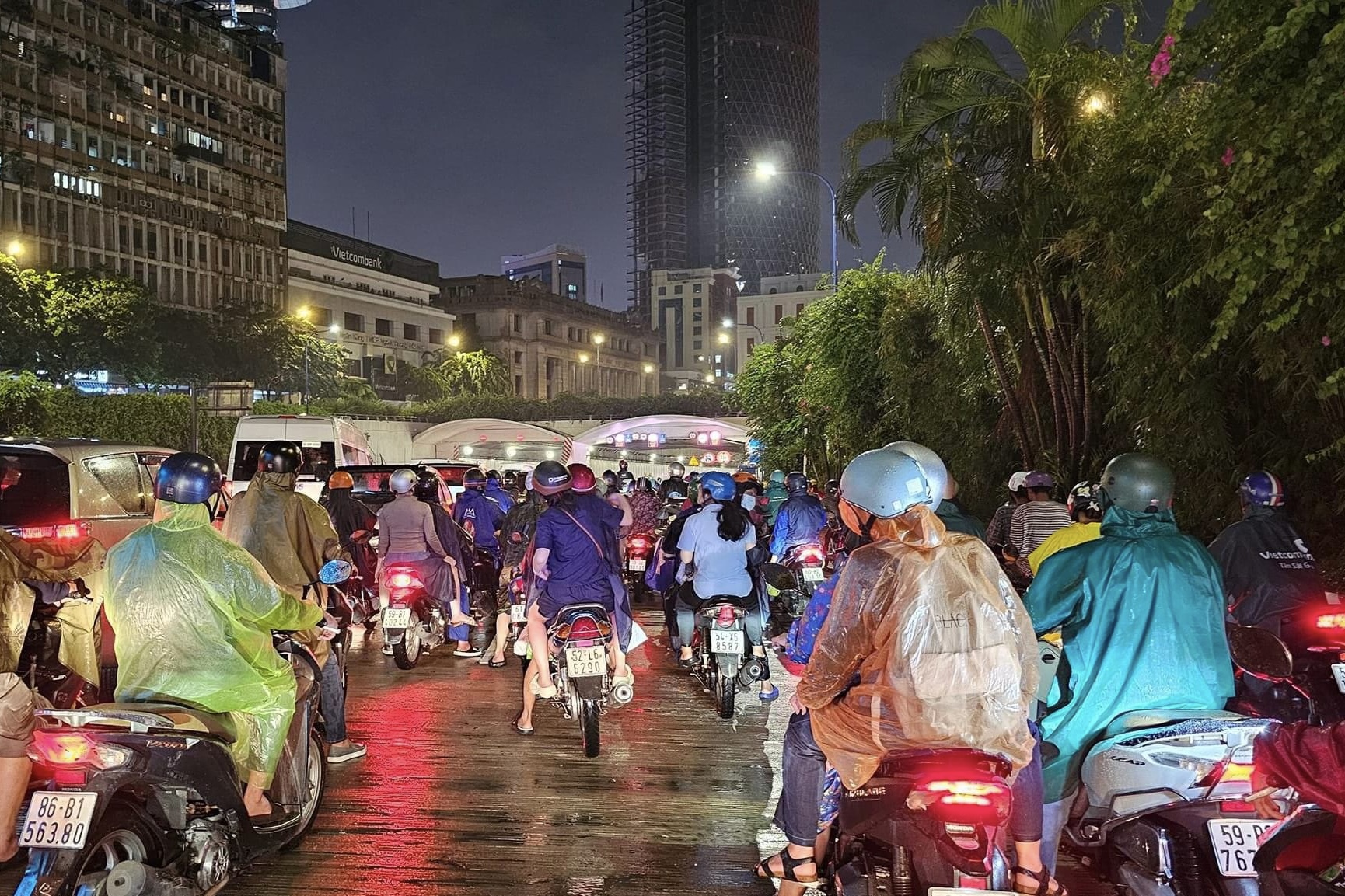 TP HCM: &Ocirc; t&ocirc; bốc ch&aacute;y trong đường hầm s&ocirc;ng S&agrave;i G&ograve;n- Ảnh 2.