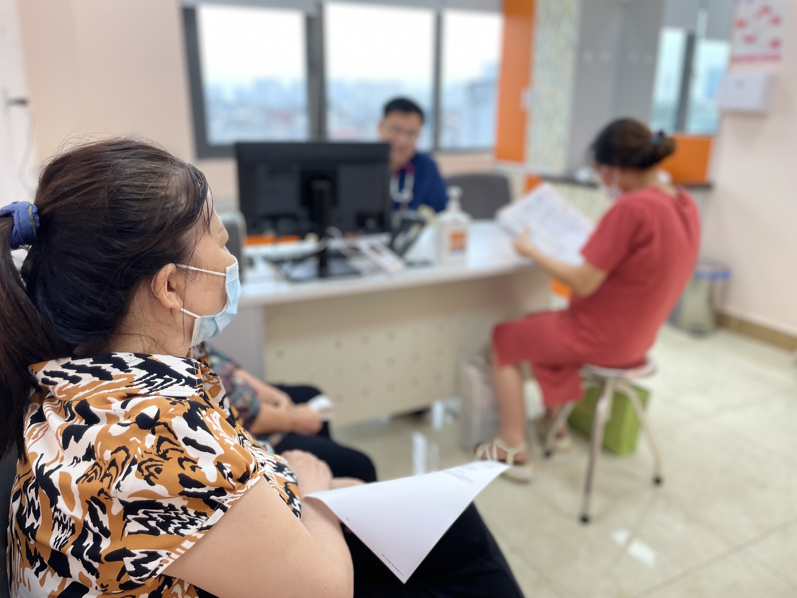Buổi tối kh&aacute;m bệnh đầu ti&ecirc;n tại Bệnh viện Bạch Mai- Ảnh 5.