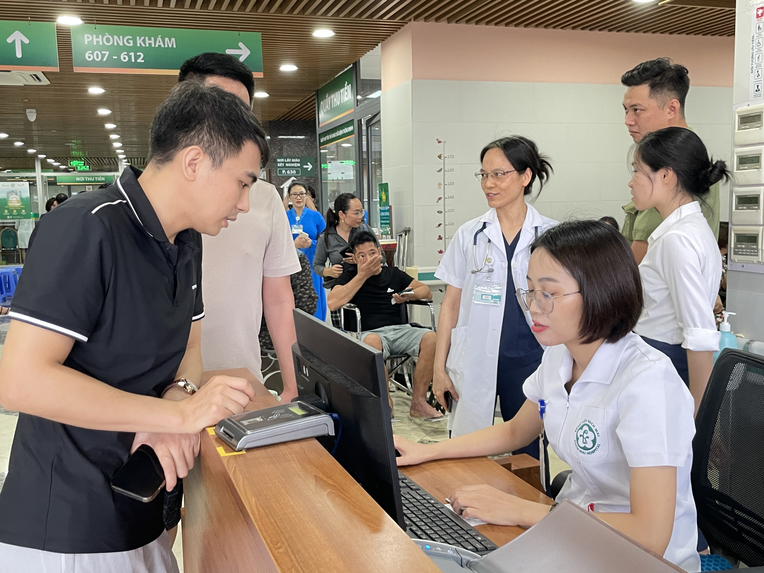 Buổi tối kh&aacute;m bệnh đầu ti&ecirc;n tại Bệnh viện Bạch Mai- Ảnh 1.