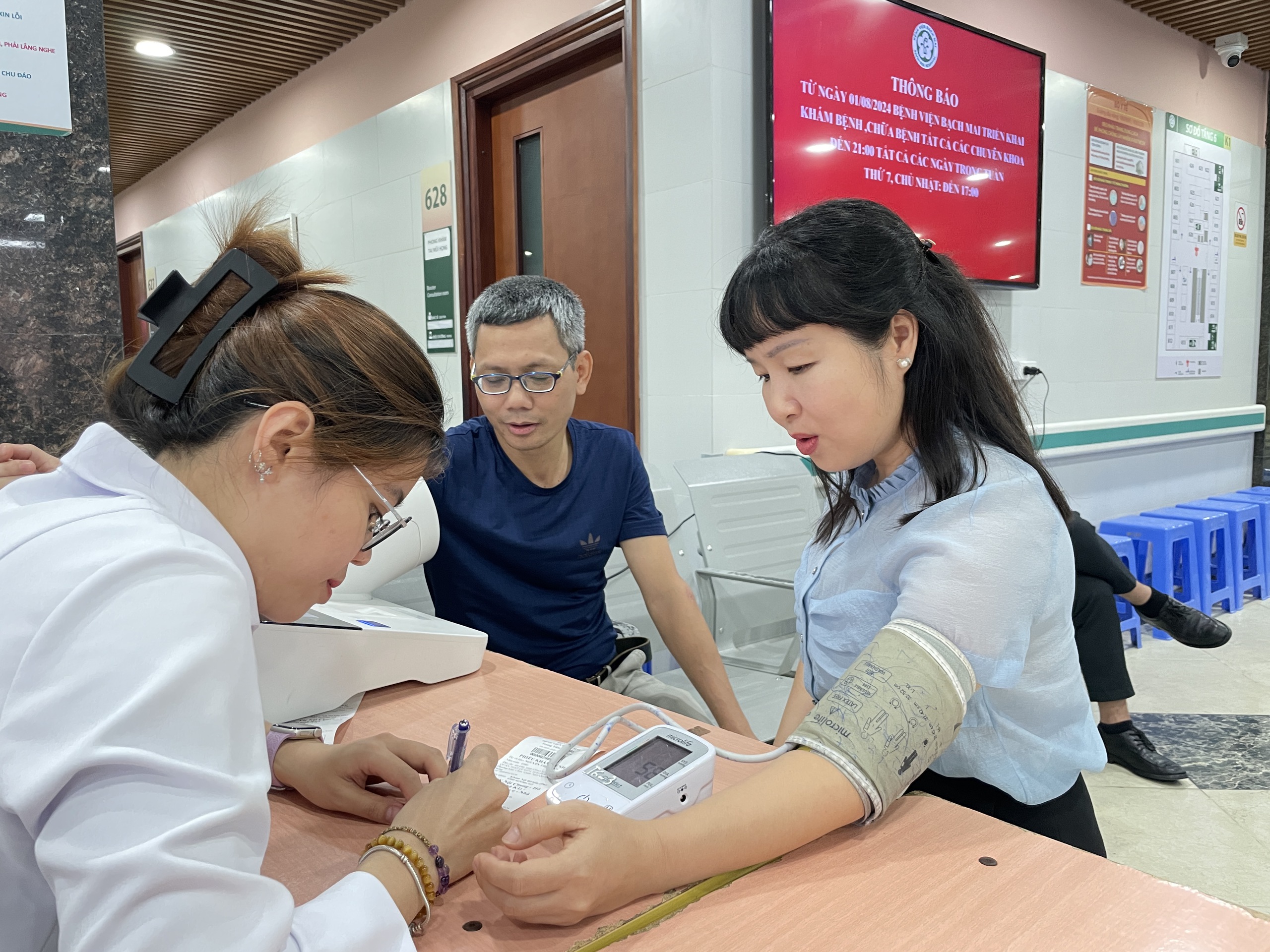 Buổi tối kh&aacute;m bệnh đầu ti&ecirc;n tại Bệnh viện Bạch Mai- Ảnh 3.