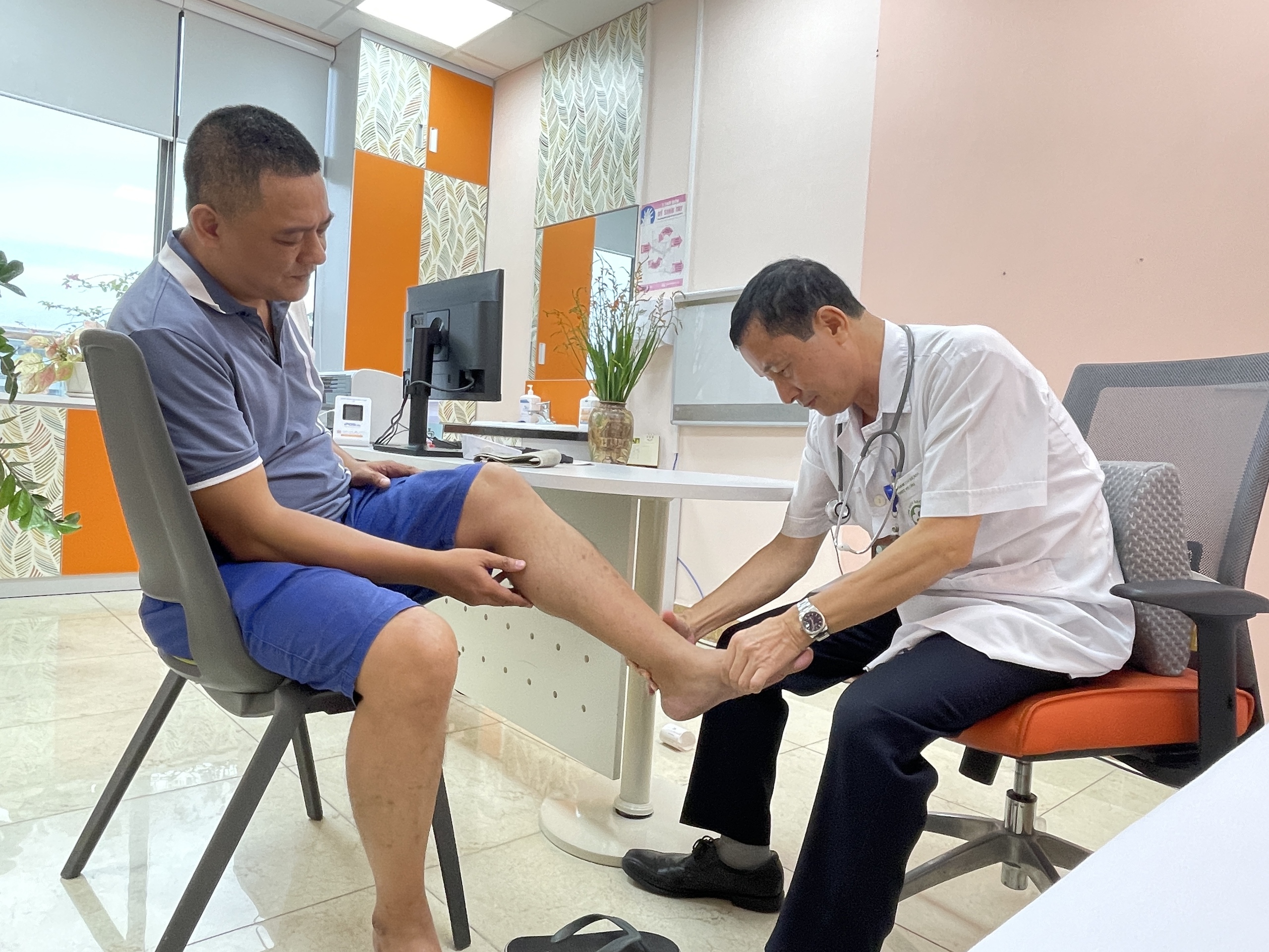 Buổi tối kh&aacute;m bệnh đầu ti&ecirc;n tại Bệnh viện Bạch Mai- Ảnh 2.
