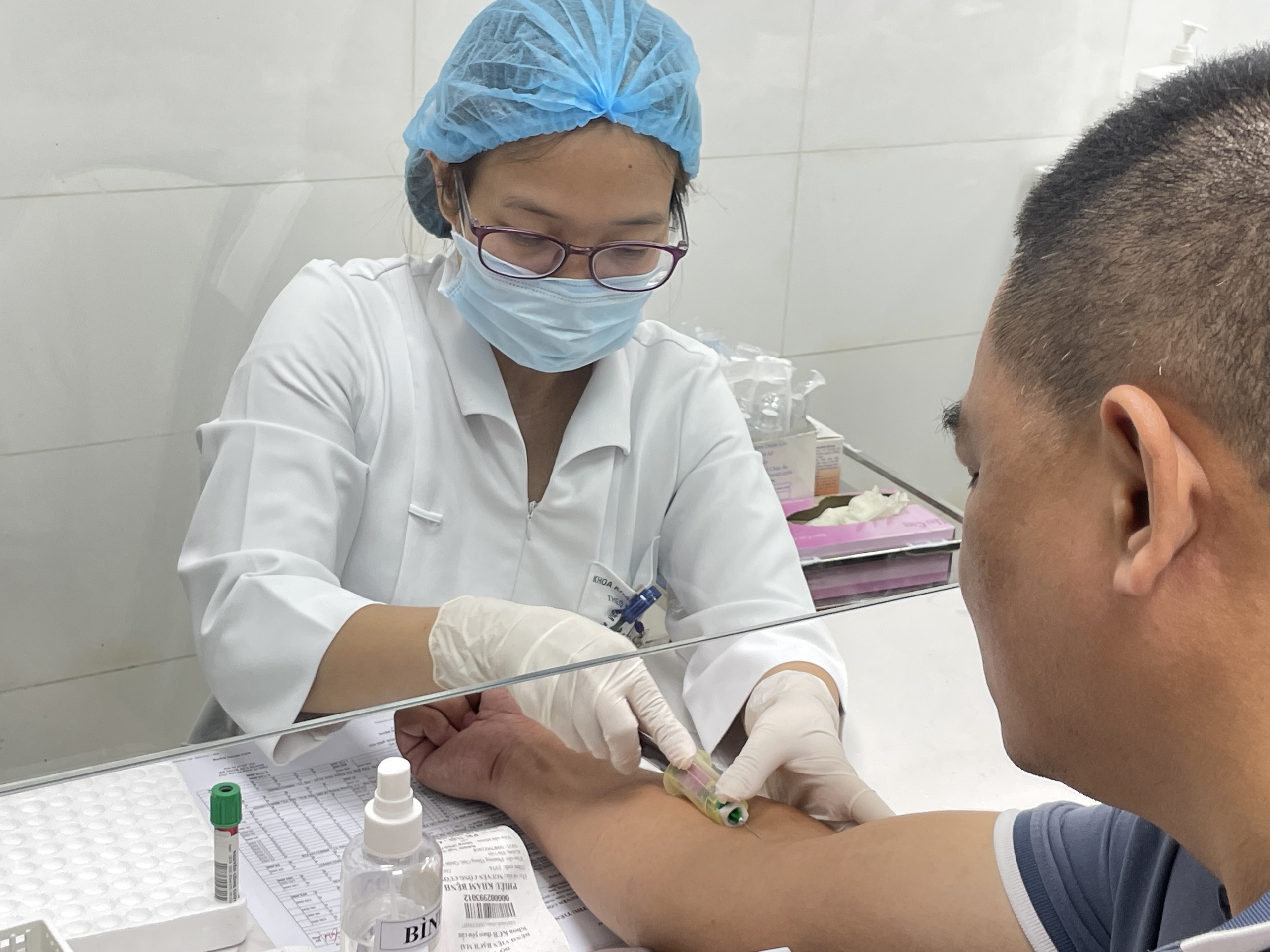 Buổi tối kh&aacute;m bệnh đầu ti&ecirc;n tại Bệnh viện Bạch Mai- Ảnh 4.