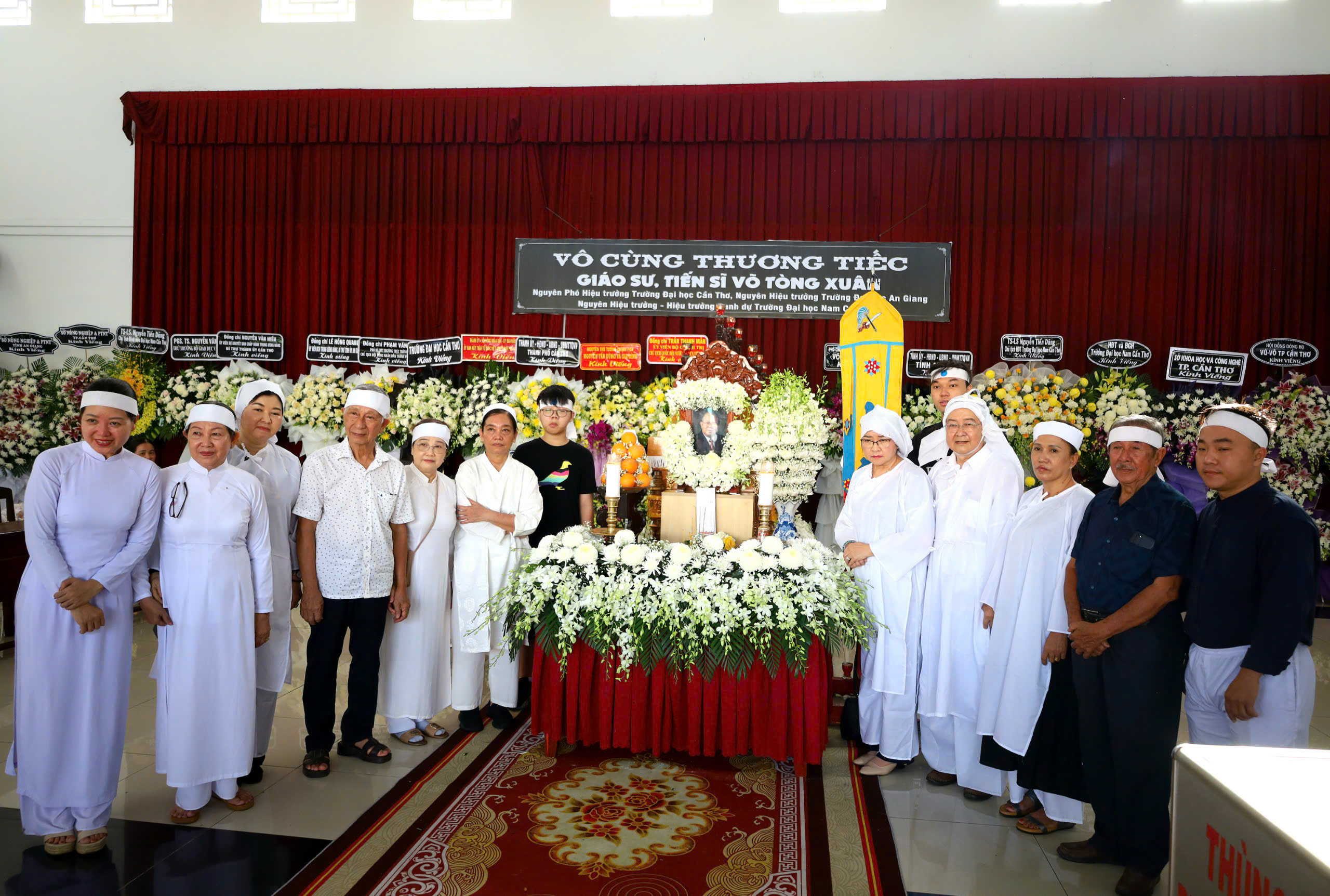 Lãnh đạo Cần Thơ, An Giang và nhiều học sinh, sinh viên đến viếng GS-TS Võ Tòng Xuân- Ảnh 1.