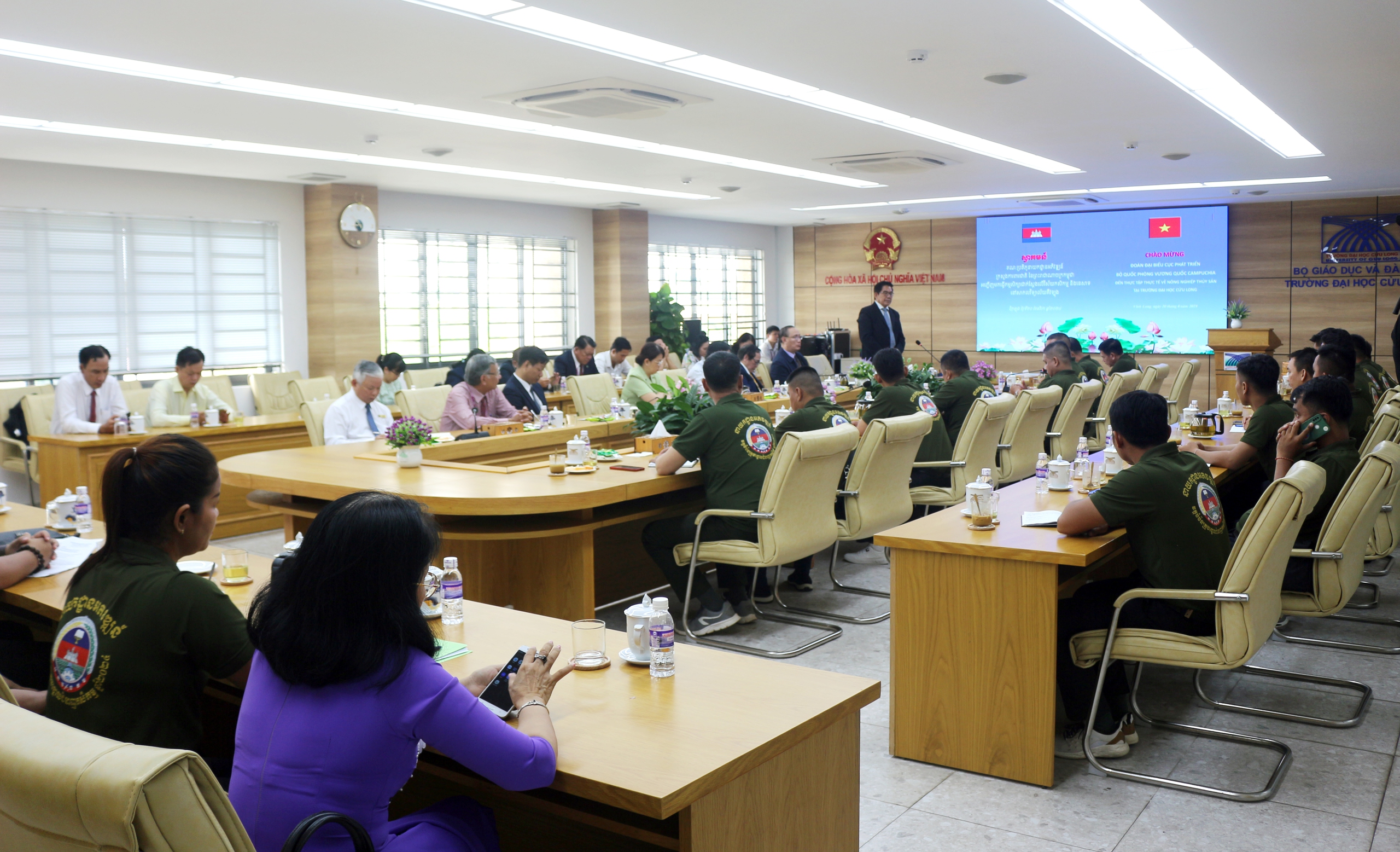 Đo&agrave;n của Campuchia sang Trường ĐH Cửu Long tập huấn về n&ocirc;ng nghiệp- Ảnh 1.