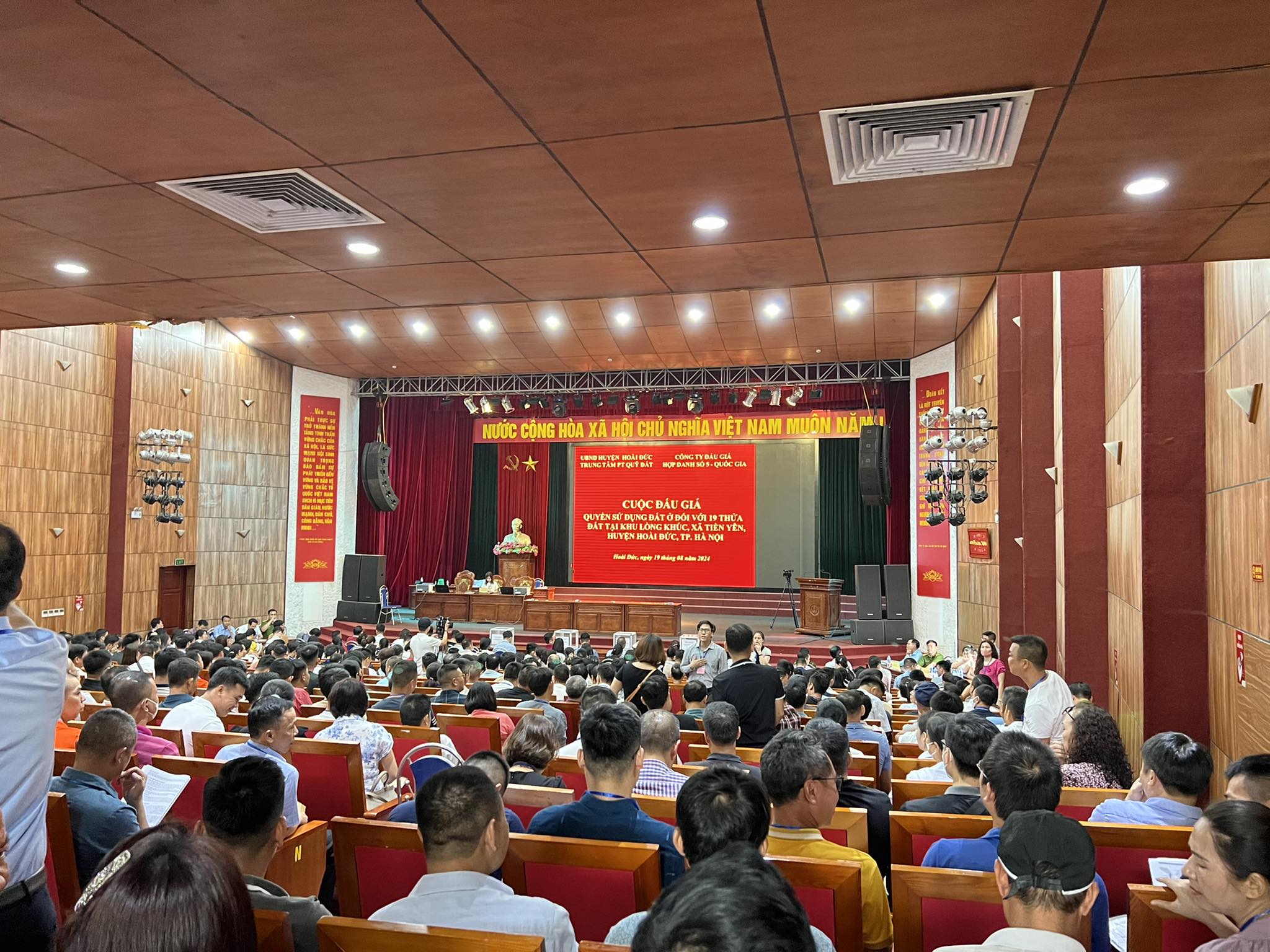 Đấu gi&aacute; đất xuy&ecirc;n đ&ecirc;m tại H&agrave; Nội: Đầu cơ đẩy gi&aacute; hay nhu cầu thực của người d&acirc;n?- Ảnh 2.