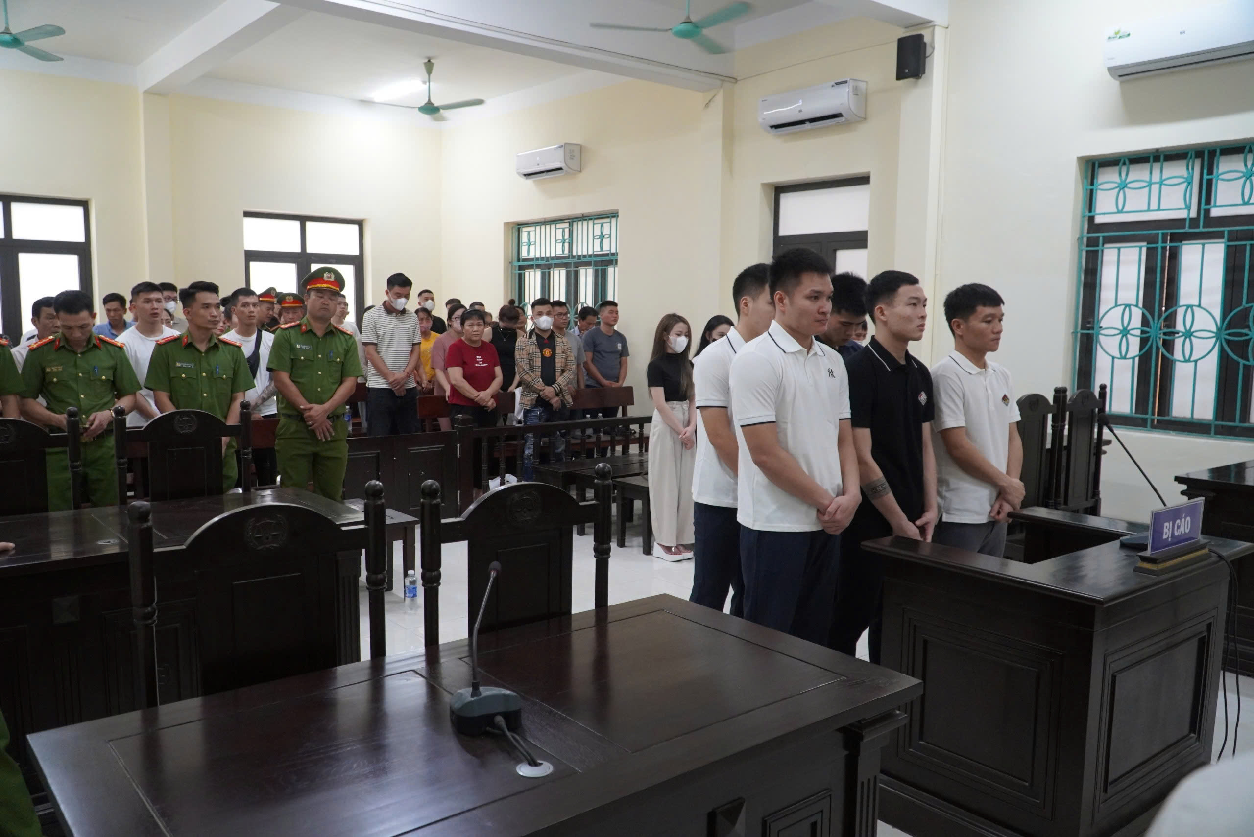 Ho&atilde;n phi&ecirc;n x&eacute;t xử 5 cựu cầu thủ của CLB b&oacute;ng đ&aacute; Hồng Lĩnh H&agrave; Tĩnh về tội sử dụng ma tu&yacute;- Ảnh 1.