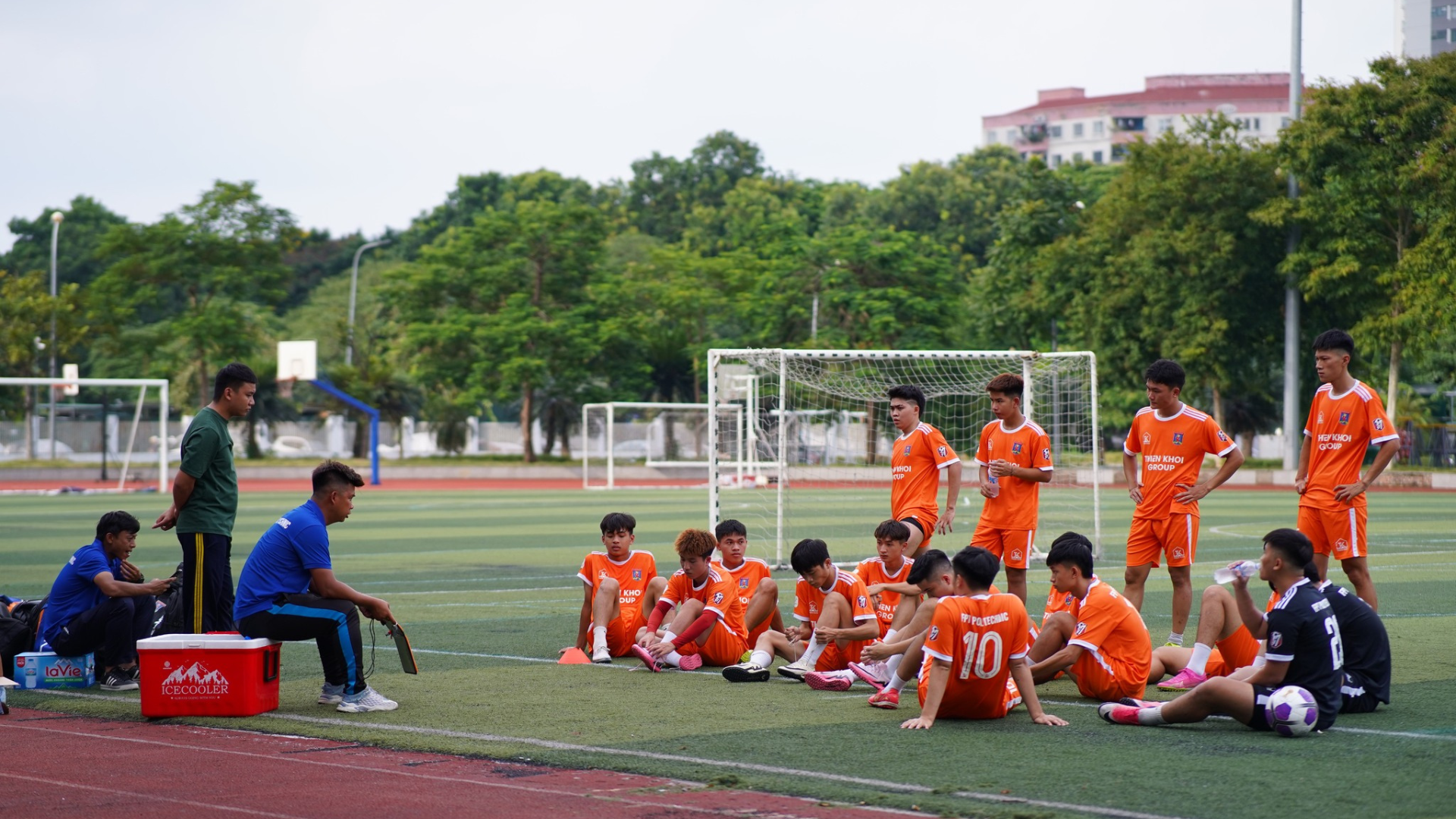 Th&ecirc;m s&acirc;n chơi b&oacute;ng đ&aacute; &yacute; nghĩa d&agrave;nh cho sinh vi&ecirc;n- Ảnh 1.