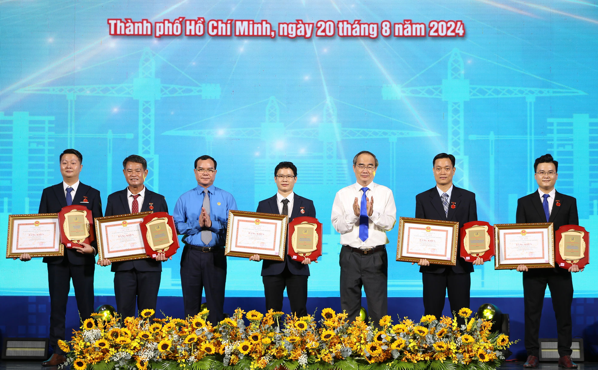 &Ocirc;ng Nguyễn Đ&igrave;nh Khang - Ủy vi&ecirc;n Trung ương Đảng, Chủ tịch Tổng LĐLĐ Việt Nam (thứ ba từ tr&aacute;i qua) v&agrave; &ocirc;ng Nguyễn Thiện Nh&acirc;n - nguy&ecirc;n Ủy vi&ecirc;n Bộ Ch&iacute;nh trị, nguy&ecirc;n B&iacute; thư Th&agrave;nh ủy TP HCM - trao Giải thưởng T&ocirc;n Đức Thắng cho c&aacute;c kỹ sư ti&ecirc;u biểu. Ảnh: HO&Agrave;NG TRIỀU