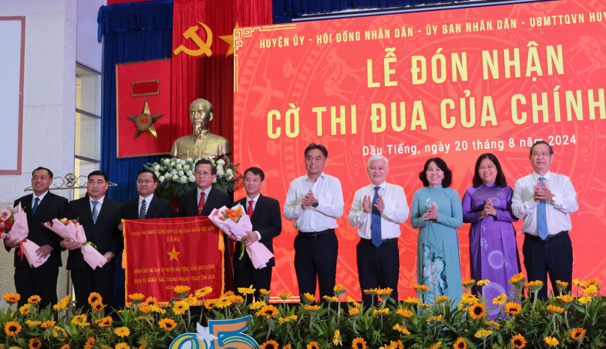 B&igrave;nh Dương: 2 địa phương đ&oacute;n nhận danh hiệu cao qu&yacute; của Nh&agrave; nước v&agrave; Ch&iacute;nh phủ- Ảnh 1.
