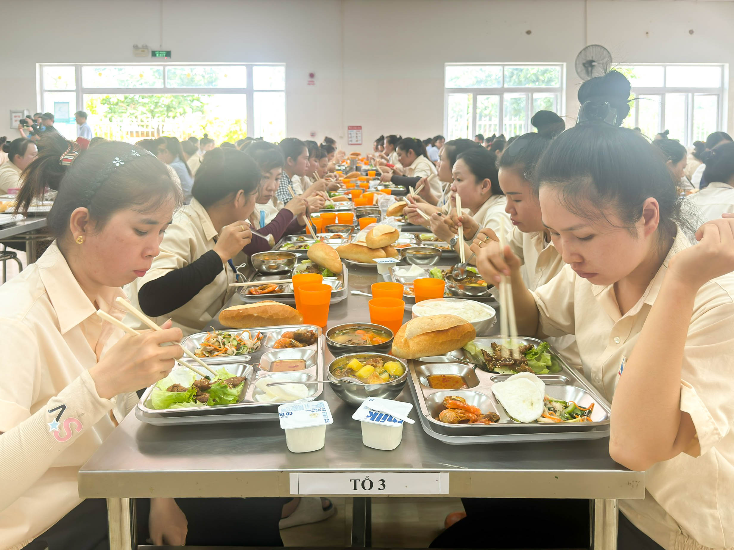 "Bữa cơm C&ocirc;ng đo&agrave;n" ấm t&igrave;nh người lao động ở X&iacute; nghiệp May Khatoco- Ảnh 2.