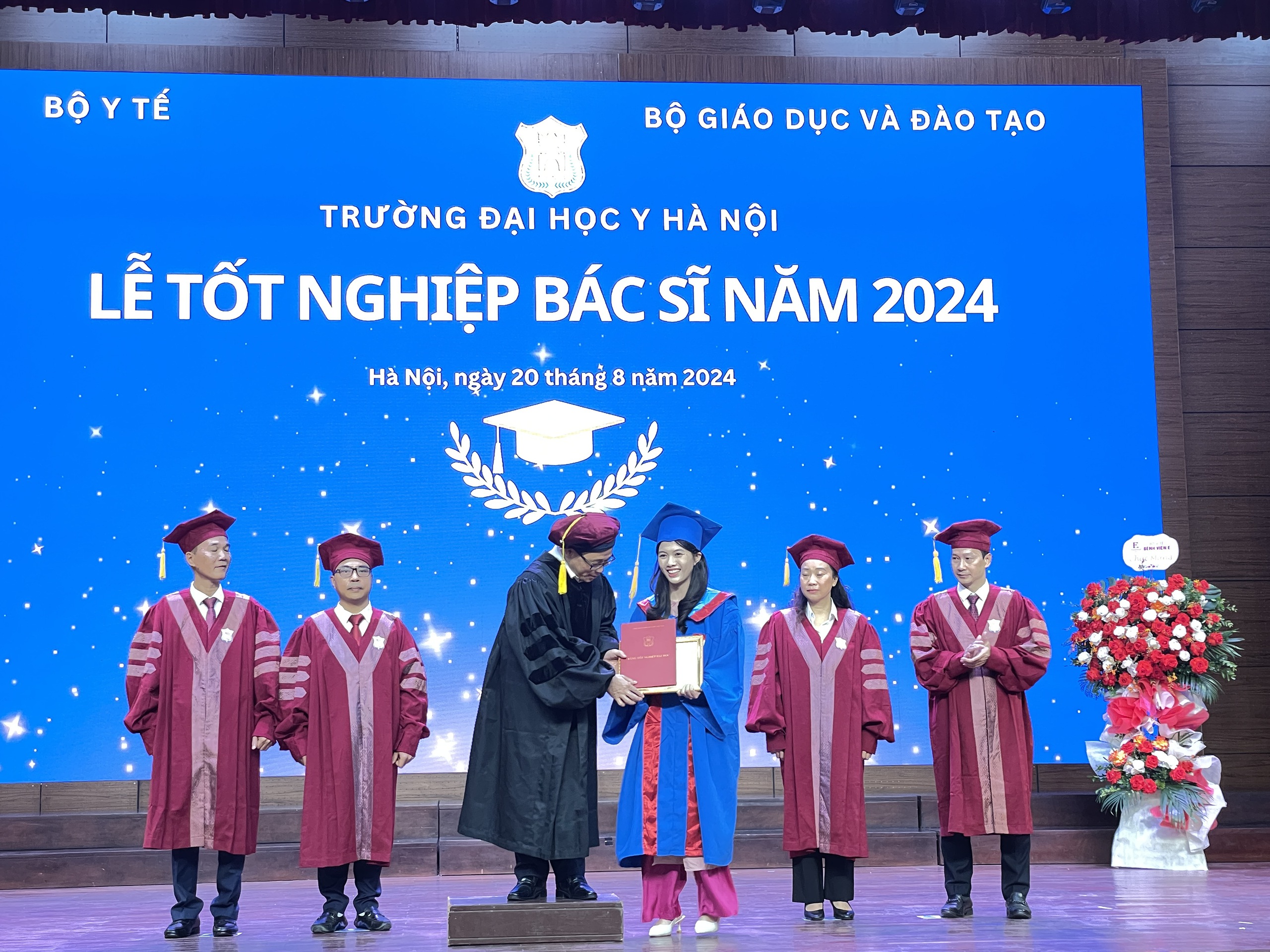 Gần 800 b&aacute;c sĩ đ&agrave;o tạo xuy&ecirc;n dịch COVID-19 nhận bằng tốt nghiệp- Ảnh 2.