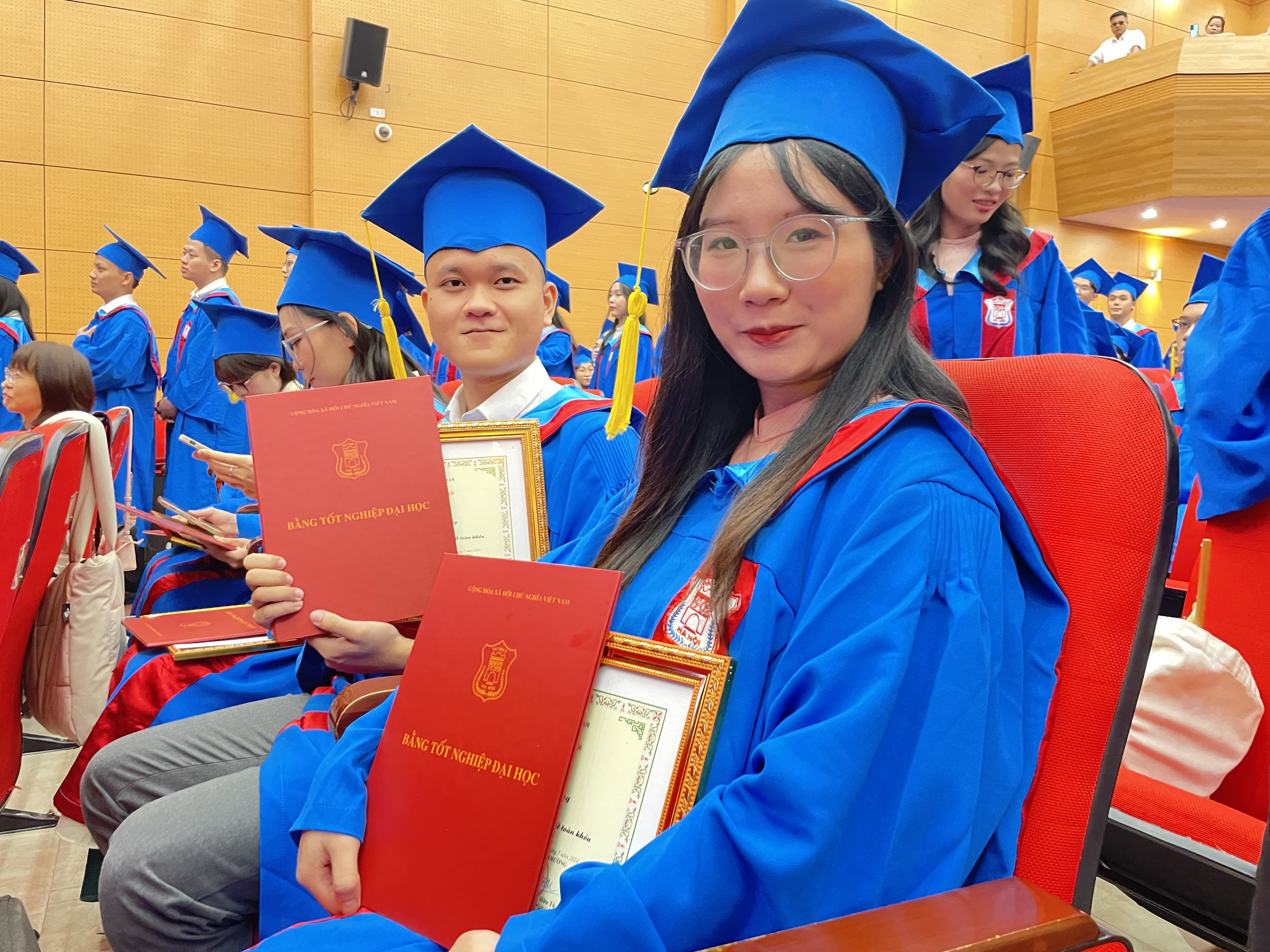 Gần 800 b&aacute;c sĩ đ&agrave;o tạo xuy&ecirc;n dịch COVID-19 nhận bằng tốt nghiệp- Ảnh 1.