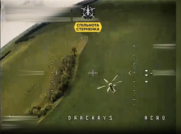 Ảnh chụp m&agrave;n h&igrave;nh của video cho thấy khoảnh khắc m&aacute;y bay kh&ocirc;ng người l&aacute;i FPV của Ukraine ngay trước khi hạ gục trực thăng qu&acirc;n sự Nga. Ảnh: Kyiv Post