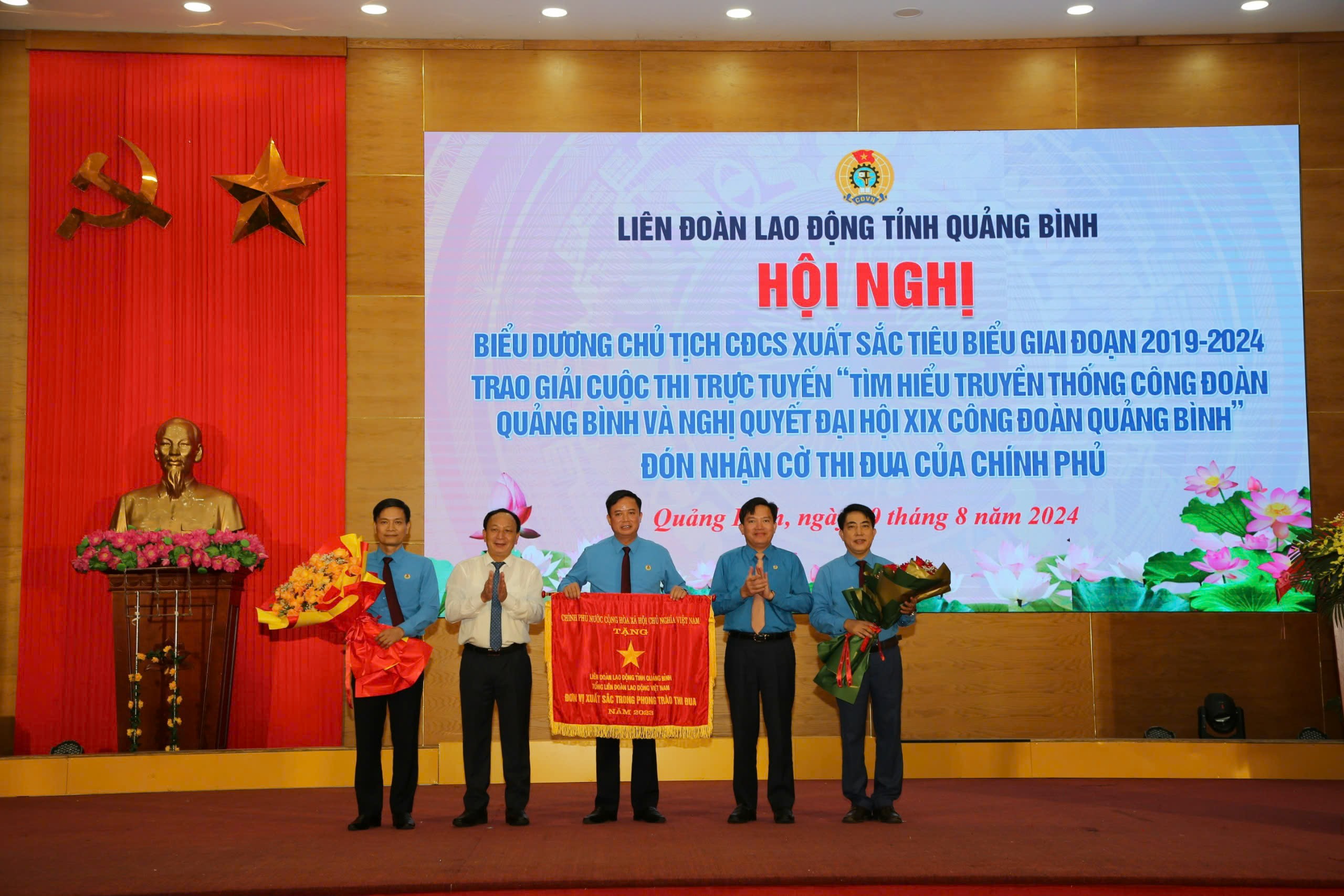LĐLĐ tỉnh Quảng Bình vinh dự đón nhận Cờ thi đua Chính phủ- Ảnh 1.