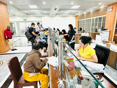Người lao động l&agrave;m thủ tục BHXH tại BHXH TP HCM
