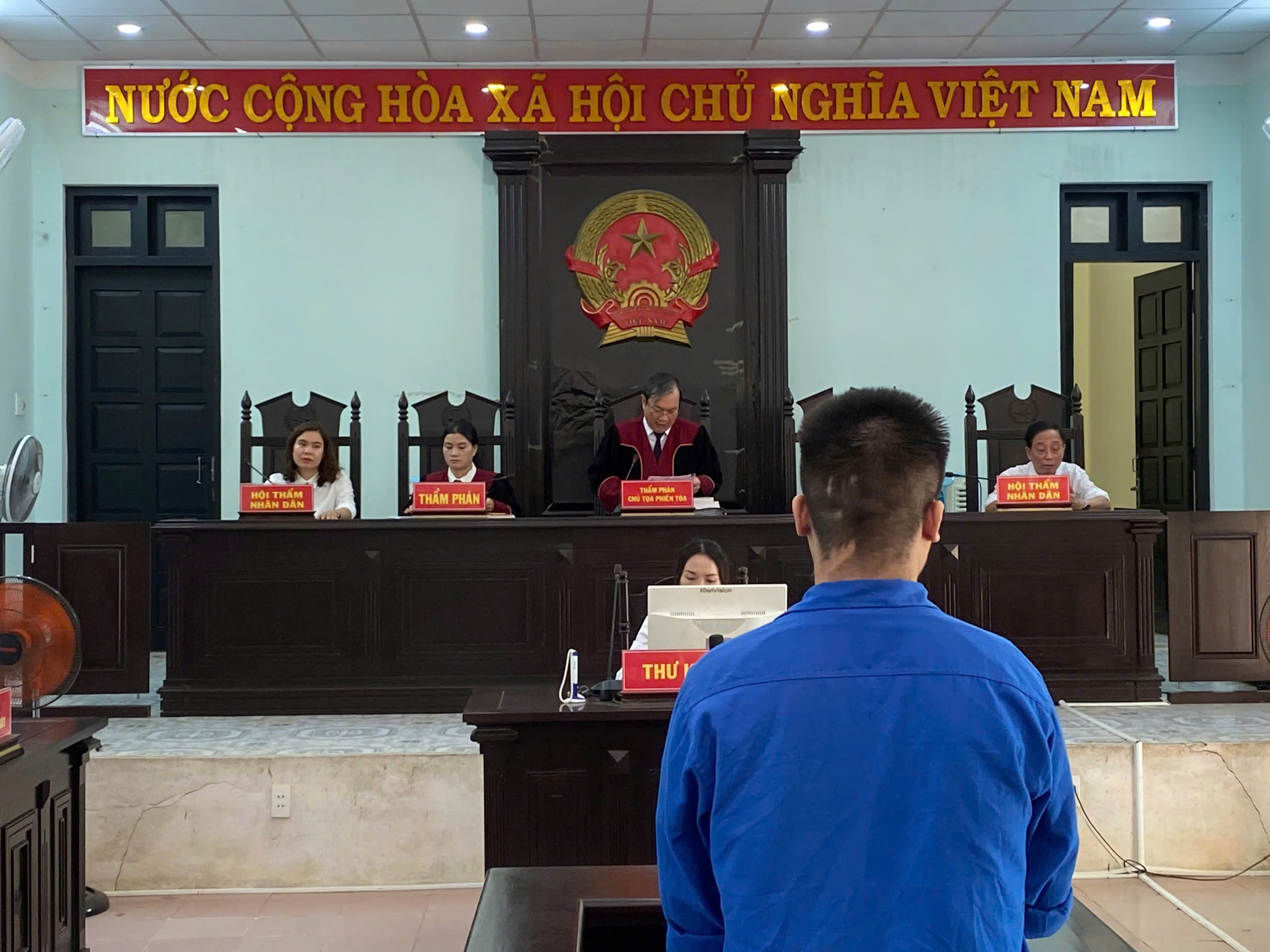 Chồng bị đ&aacute;nh v&igrave; vợ cho&agrave;ng tay sau ghế bạn nhậu- Ảnh 1.