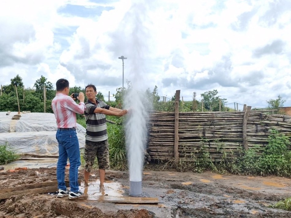 Kết luận vụ giếng khoan tr&ecirc;n đỉnh đồi tự phun nước cao h&agrave;ng chục m&eacute;t- Ảnh 1.