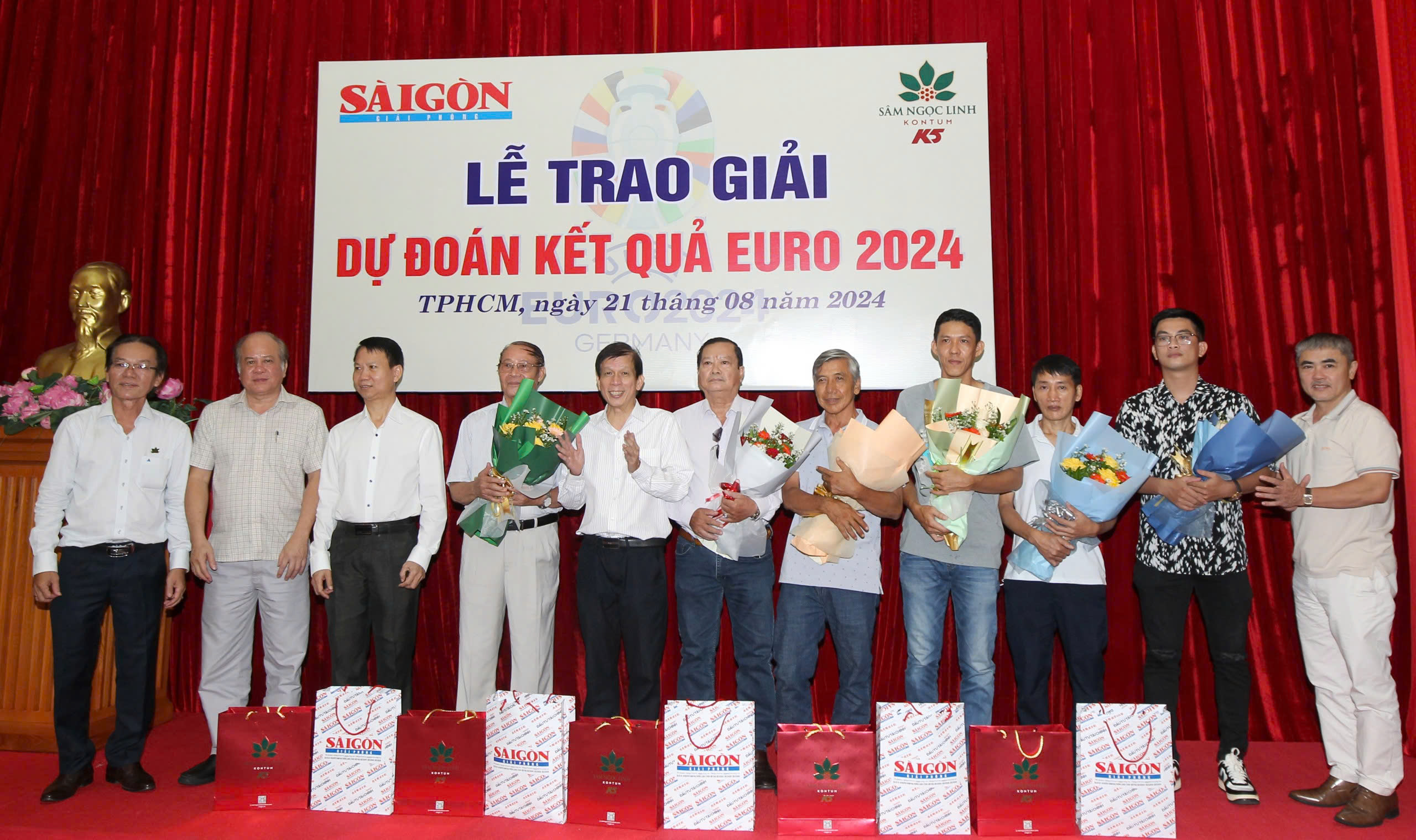 Ban tổ chức cuộc thi c&ugrave;ng c&aacute;c bạn đọc tr&uacute;ng thưởng