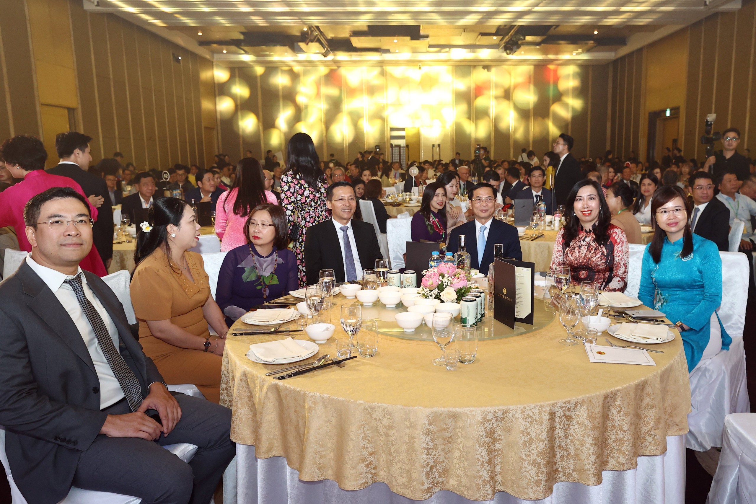 Bộ trưởng Ngoại giao: Cảm ơn kiều b&agrave;o đ&oacute;ng g&oacute;p cho qu&ecirc; hương, g&oacute;p phần rạng danh Tổ quốc- Ảnh 5.
