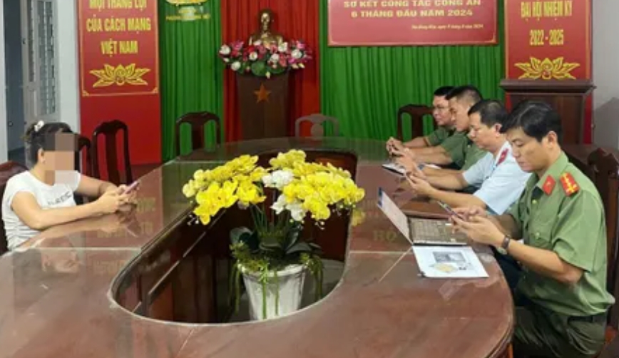 Vụ c&ocirc; g&aacute;i khỏa th&acirc;n chụp ảnh tr&ecirc;n đường: Ph&aacute;t t&aacute;n h&igrave;nh ảnh l&agrave; người phụ nữ ở TP Dĩ An- Ảnh 1.