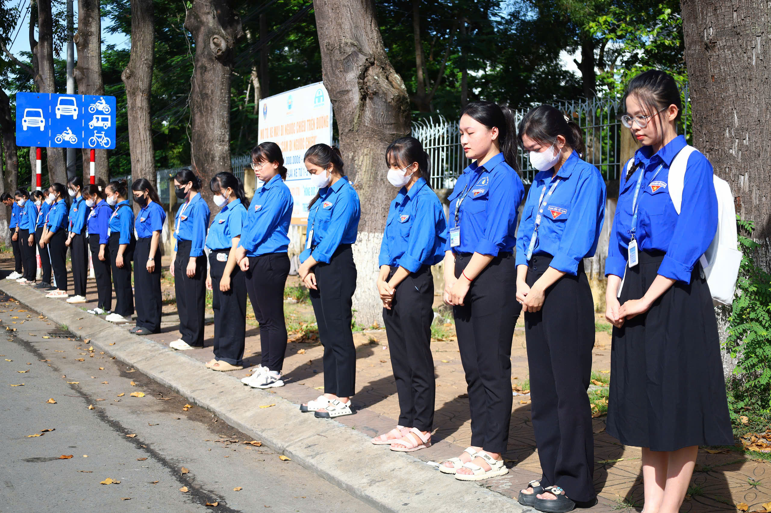 Nhiều người xếp h&agrave;ng d&agrave;i b&ecirc;n đường tiễn đưa GS-TS V&otilde; T&ograve;ng Xu&acirc;n- Ảnh 5.
