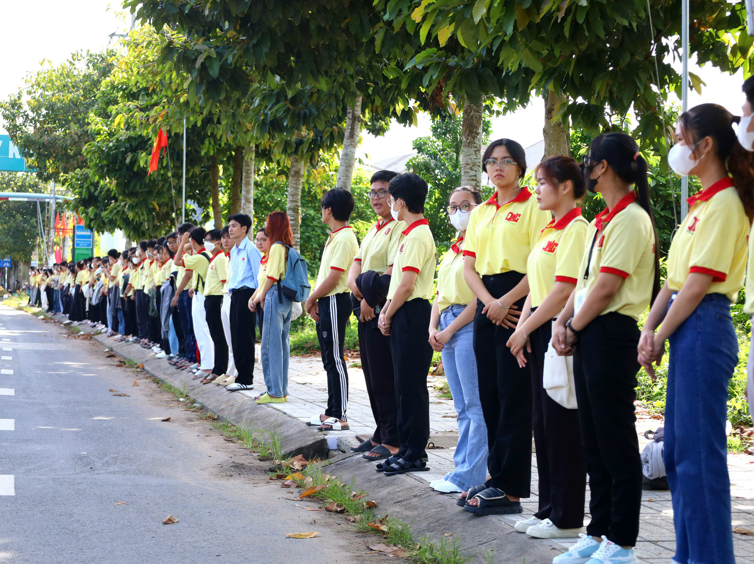 Nhiều người xếp h&agrave;ng d&agrave;i b&ecirc;n đường tiễn đưa GS-TS V&otilde; T&ograve;ng Xu&acirc;n- Ảnh 8.