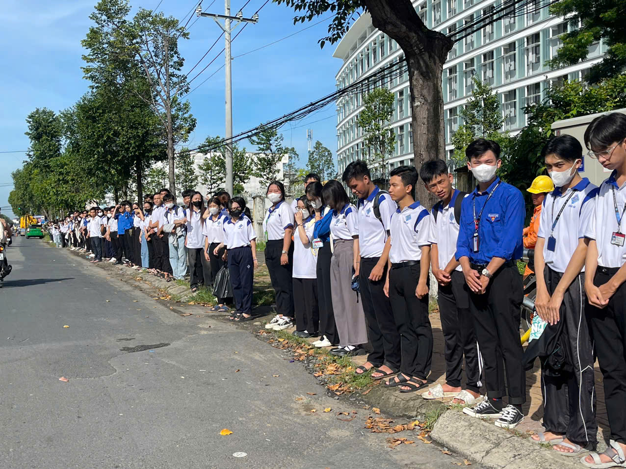 Nhiều người xếp h&agrave;ng d&agrave;i b&ecirc;n đường tiễn đưa GS-TS V&otilde; T&ograve;ng Xu&acirc;n- Ảnh 4.