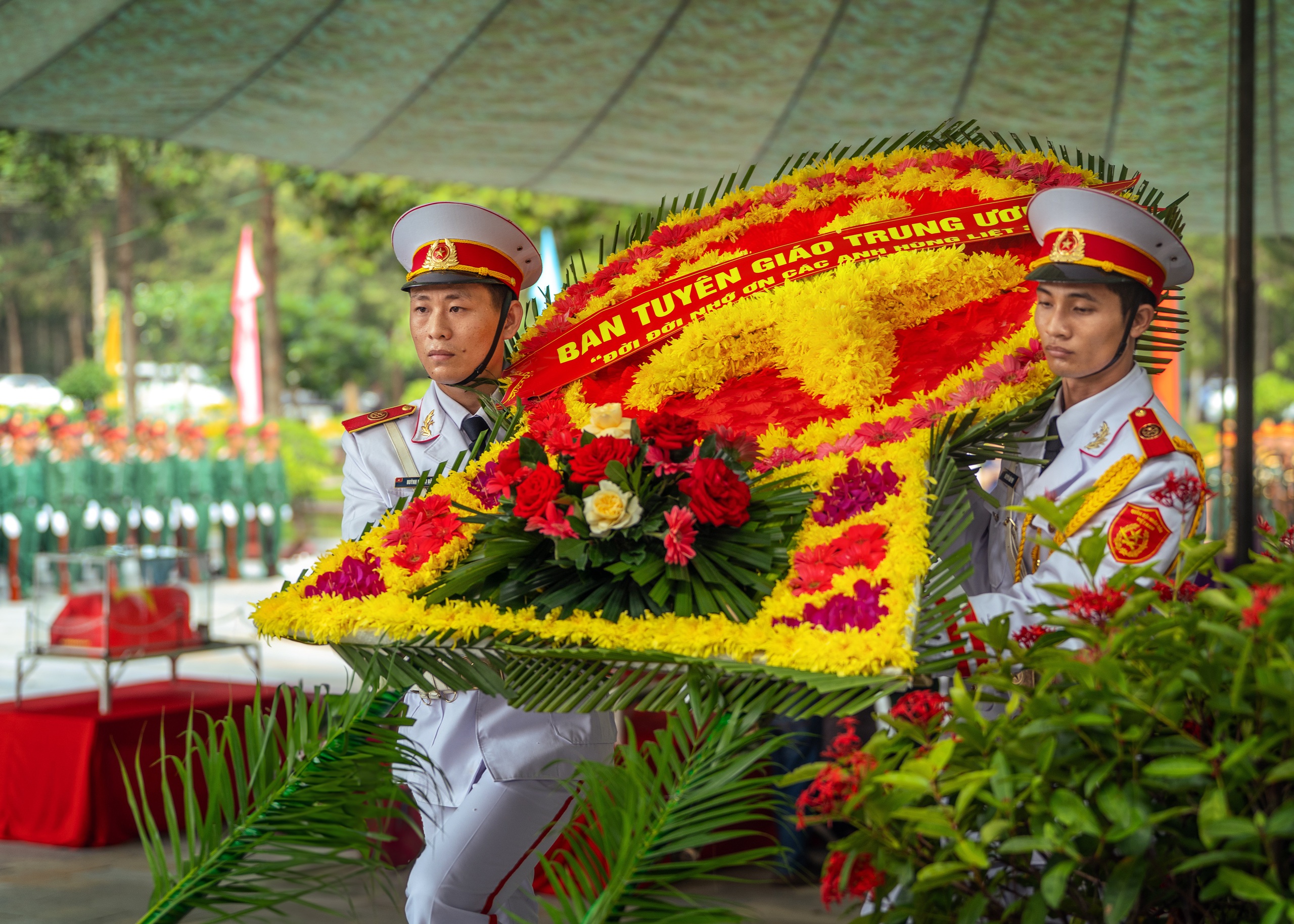 Lẵng hoa tri ân