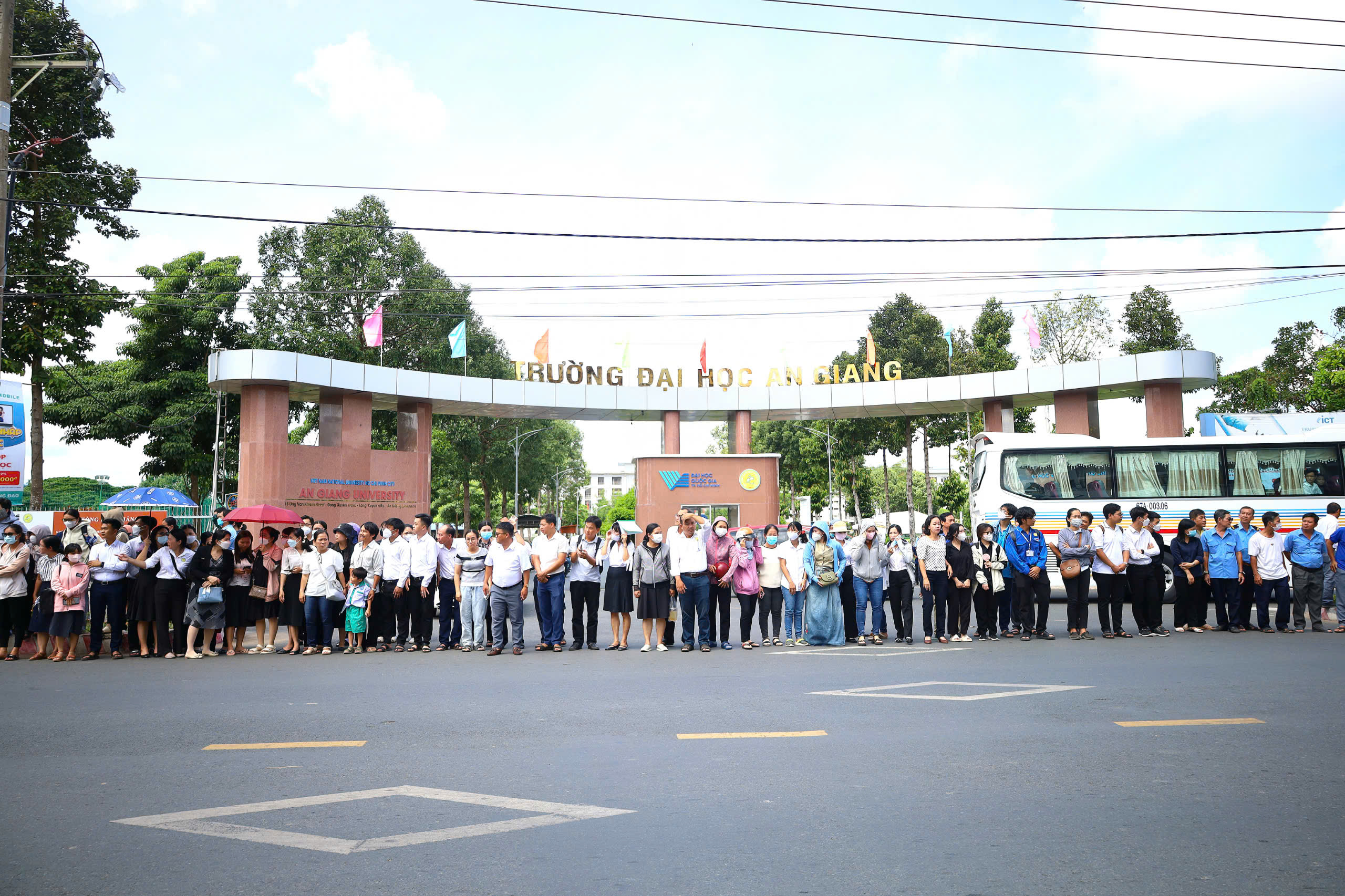 Nhiều người xếp h&agrave;ng d&agrave;i b&ecirc;n đường tiễn đưa GS-TS V&otilde; T&ograve;ng Xu&acirc;n- Ảnh 10.