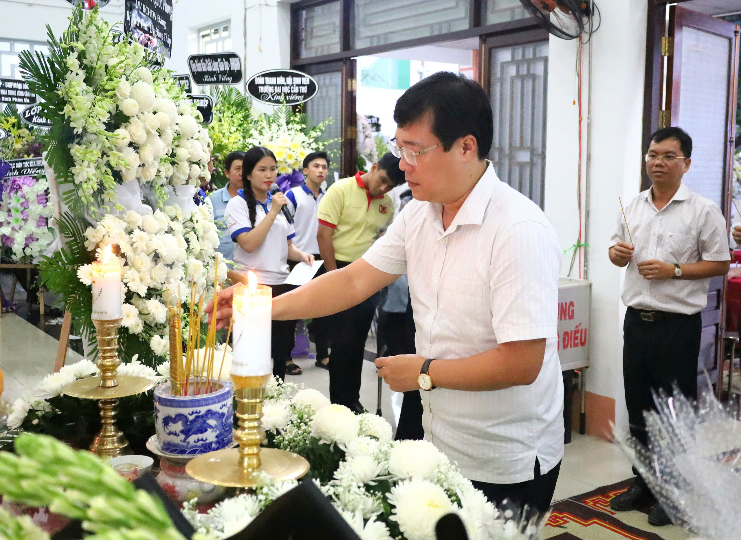 Nhiều người xếp h&agrave;ng d&agrave;i b&ecirc;n đường tiễn đưa GS-TS V&otilde; T&ograve;ng Xu&acirc;n- Ảnh 17.