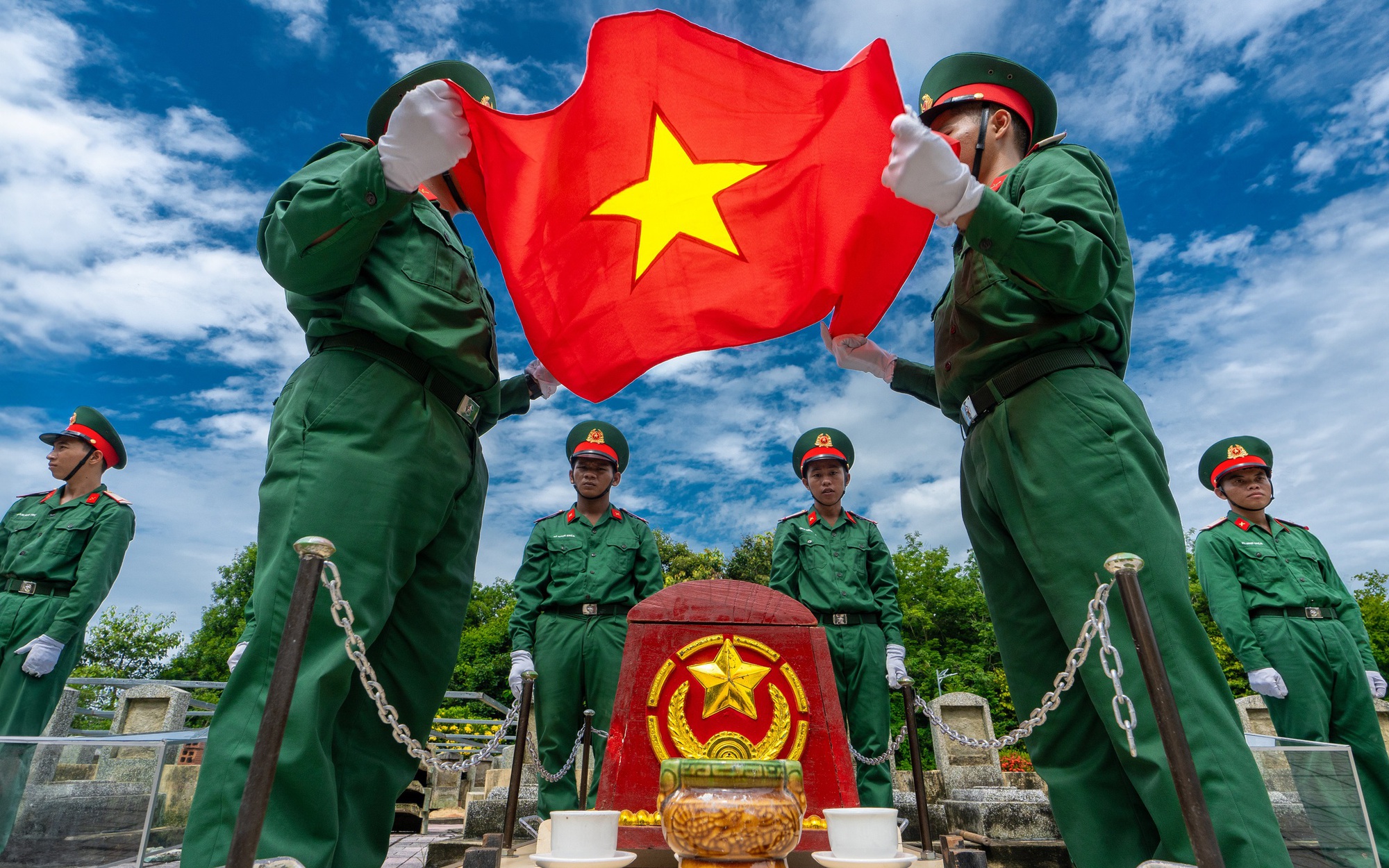 Cuộc thi ảnh "Thiêng liêng cờ Tổ quốc": Ngày về đất mẹ