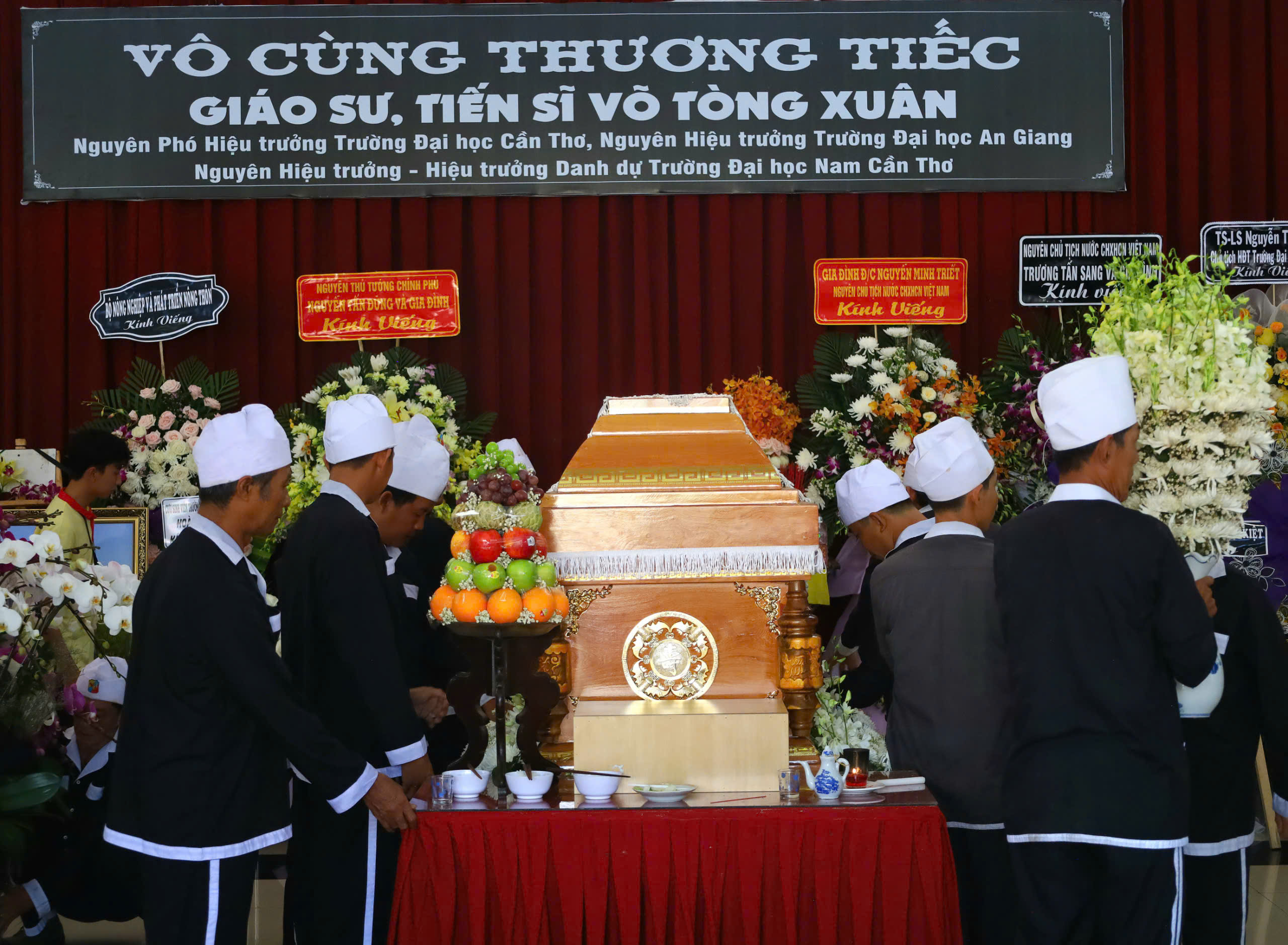Nhiều người xếp h&agrave;ng d&agrave;i b&ecirc;n đường tiễn đưa GS-TS V&otilde; T&ograve;ng Xu&acirc;n- Ảnh 2.