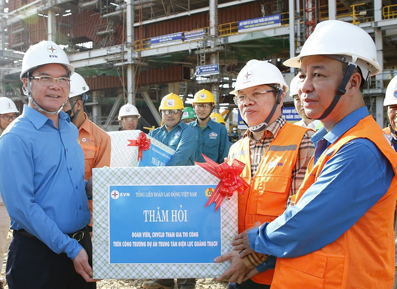 Chủ tịch Tổng LĐLĐ Việt Nam thăm, tặng qu&agrave; c&ocirc;ng nh&acirc;n ở Quảng B&igrave;nh- Ảnh 1.