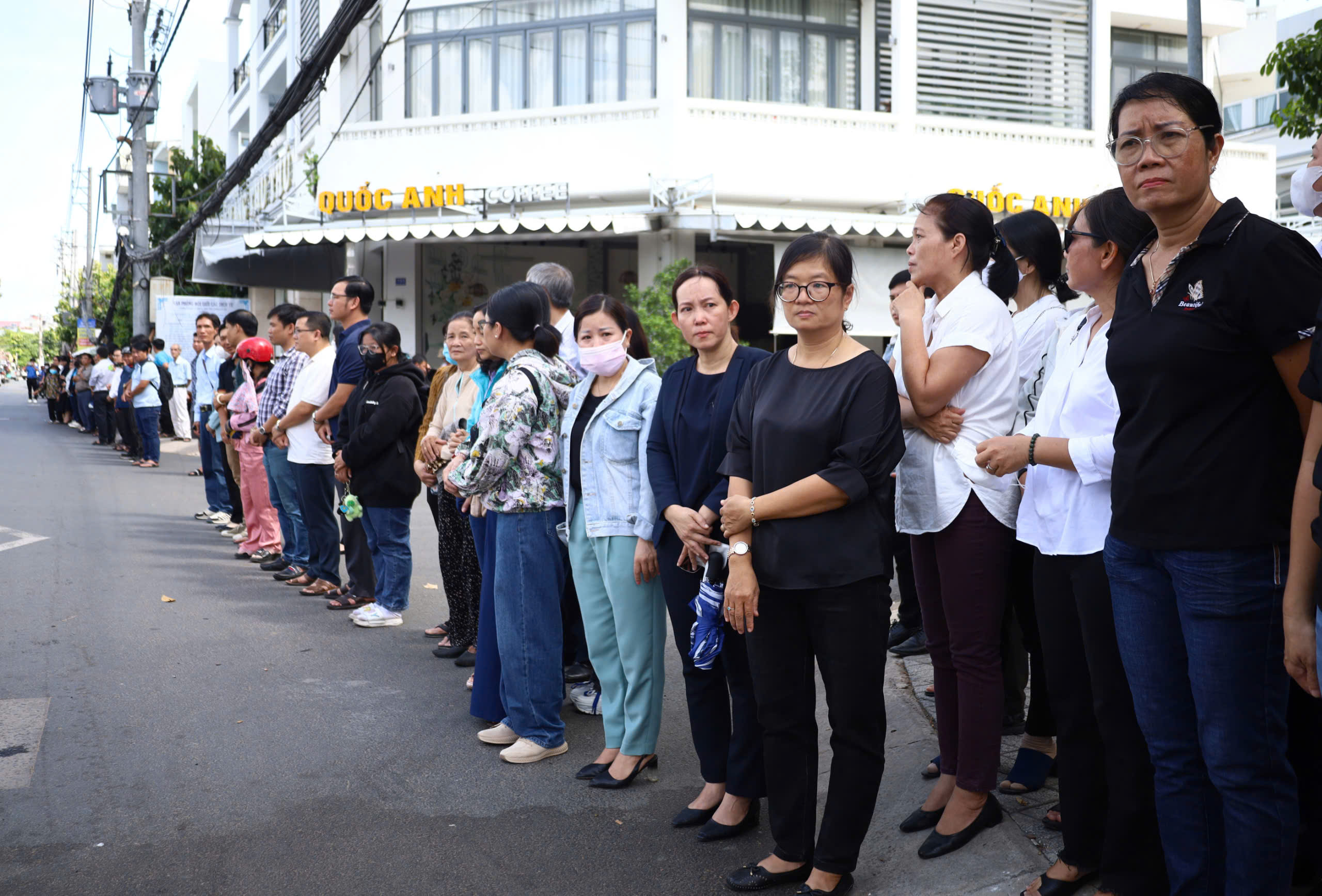 Nhiều người xếp h&agrave;ng d&agrave;i b&ecirc;n đường tiễn đưa GS-TS V&otilde; T&ograve;ng Xu&acirc;n- Ảnh 14.