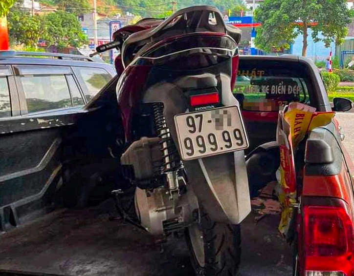 C&ocirc;ng an v&agrave;o cuộc vụ Huấn Hoa Hồng "k&ecirc;u cứu" khi tranh chấp biển số ngũ qu&yacute; 9- Ảnh 1.