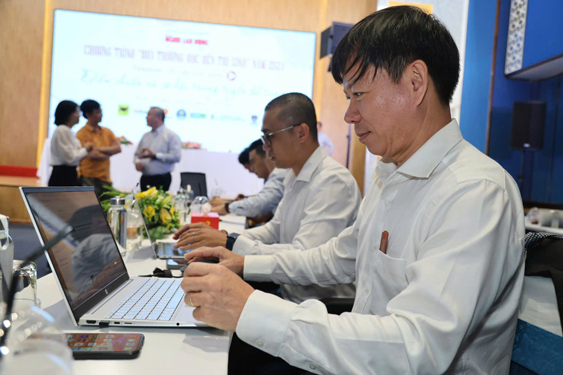 Đại diện c&aacute;c trường trả lời c&acirc;u hỏi trực tuyến bạn đọc gửi tới chương tr&igrave;nh  Ảnh: QUANG LI&Ecirc;M