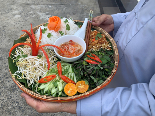 M&acirc;m b&igrave; b&uacute;n chay thanh m&aacute;t với hầu hết l&agrave; rau Ảnh: NGỌC DI&Ecirc;U