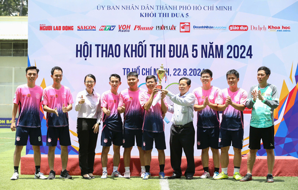 B&agrave; Ch&acirc;u Thị Hiền (Sở Nội vụ TP HCM) v&agrave; &ocirc;ng T&ocirc; Đ&igrave;nh Tu&acirc;n (Tổng Bi&ecirc;n tập B&aacute;o Người Lao Động) trao c&uacute;p v&ocirc; địch cho đội b&oacute;ng đ&aacute; Đ&agrave;i Tiếng n&oacute;i Nh&acirc;n d&acirc;n TP HCM  Ảnh: HO&Agrave;NG TRIỀU