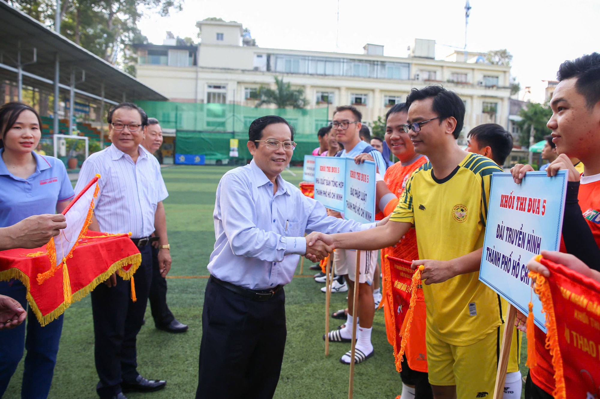 Hội thao Khối thi đua 5 năm 2024: VOH v&ocirc; địch b&oacute;ng đ&aacute;, HTV v&ocirc; địch quần vợt- Ảnh 1.